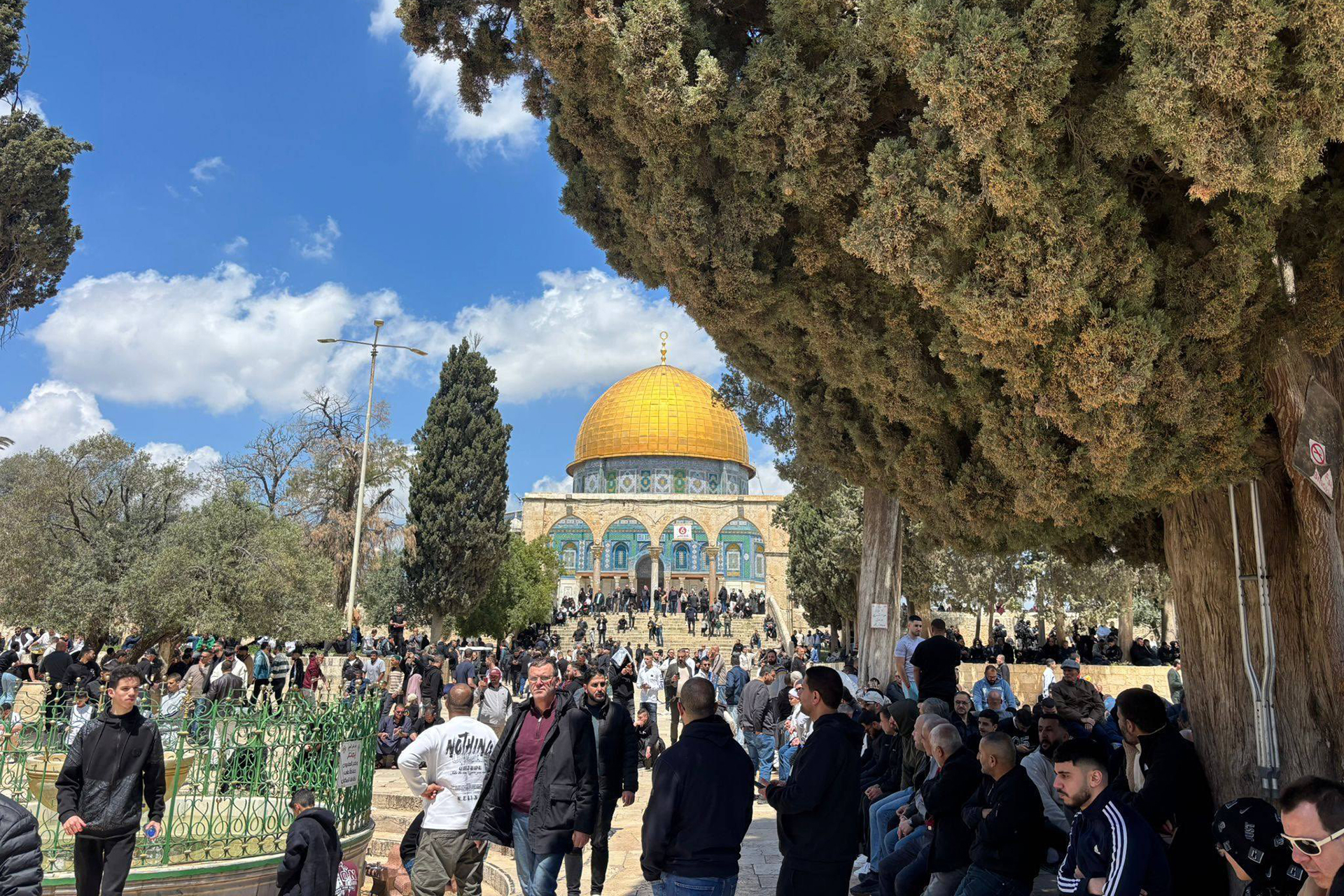 "مشهد يُشبه العيد".. تفاعل واسع مع عودة صلاة الجمعة في المسجد الأقصى