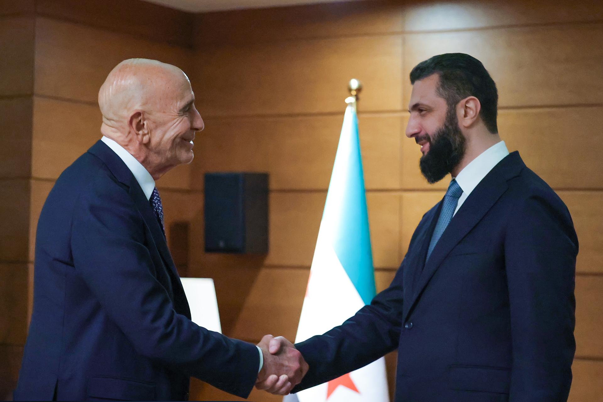 الشرع يلتقي براك عقب تسليم واشنطن جميع قواعدها لدمشق