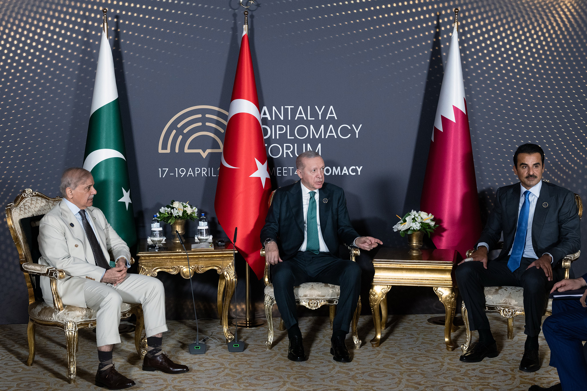 أمير قطر يلتقي أردوغان ورئيس وزراء باكستان في أنطاليا