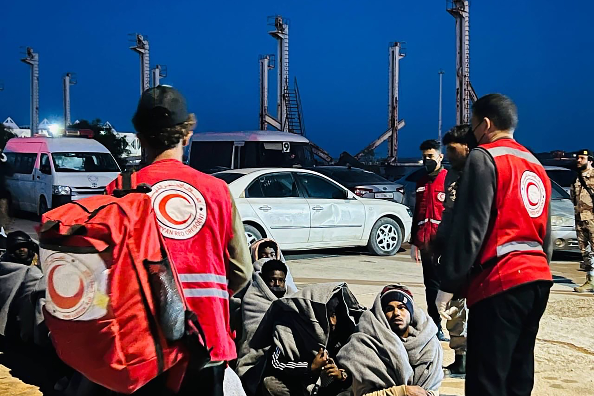 على متن قوارب متهالكة.. إنقاذ مئات المهاجرين قبالة السواحل الليبية