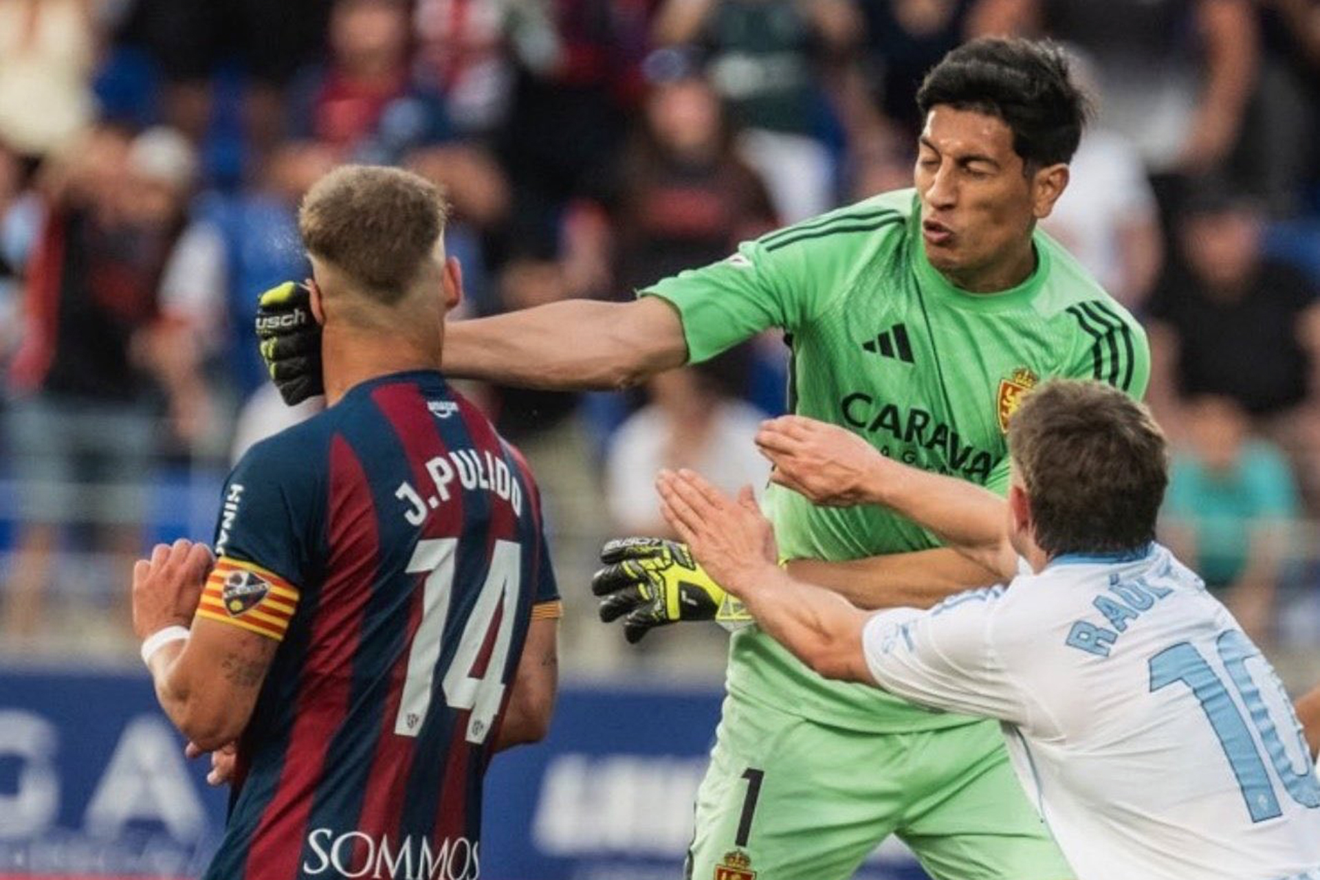 بالفيديو.. لكمة تكلف حارسا أرجنتينيا 13 مباراة في إسبانيا