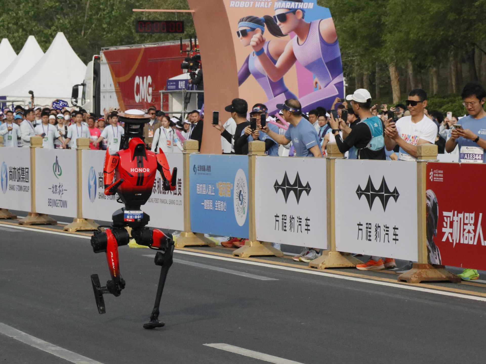 كيف حولت الصين ماراثونا رياضيا إلى عرض عضلات تكنولوجي للعالم؟