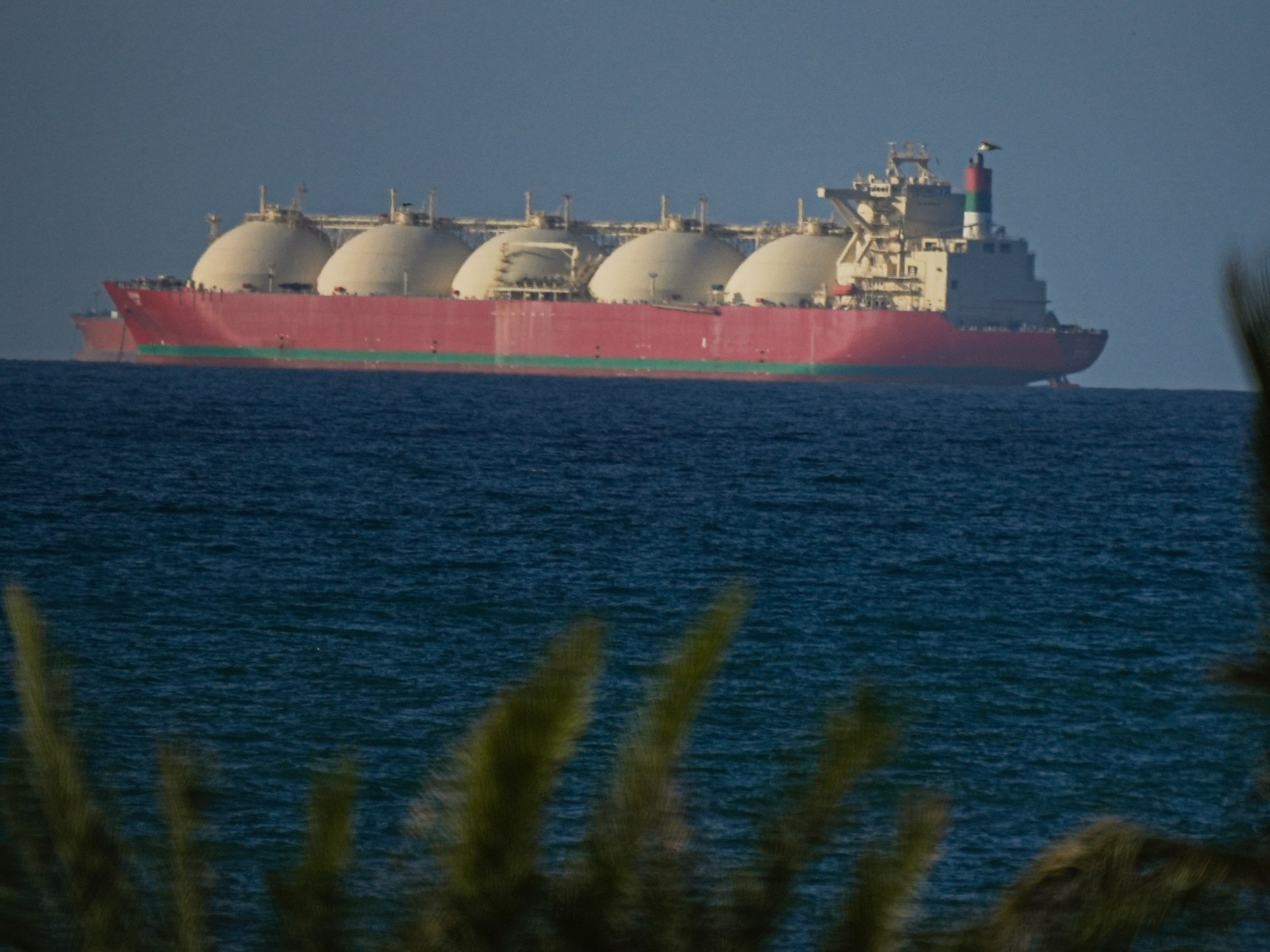 القوات الأمريكية تمنع سفنا من دخول أو مغادرة الموانئ الإيرانية