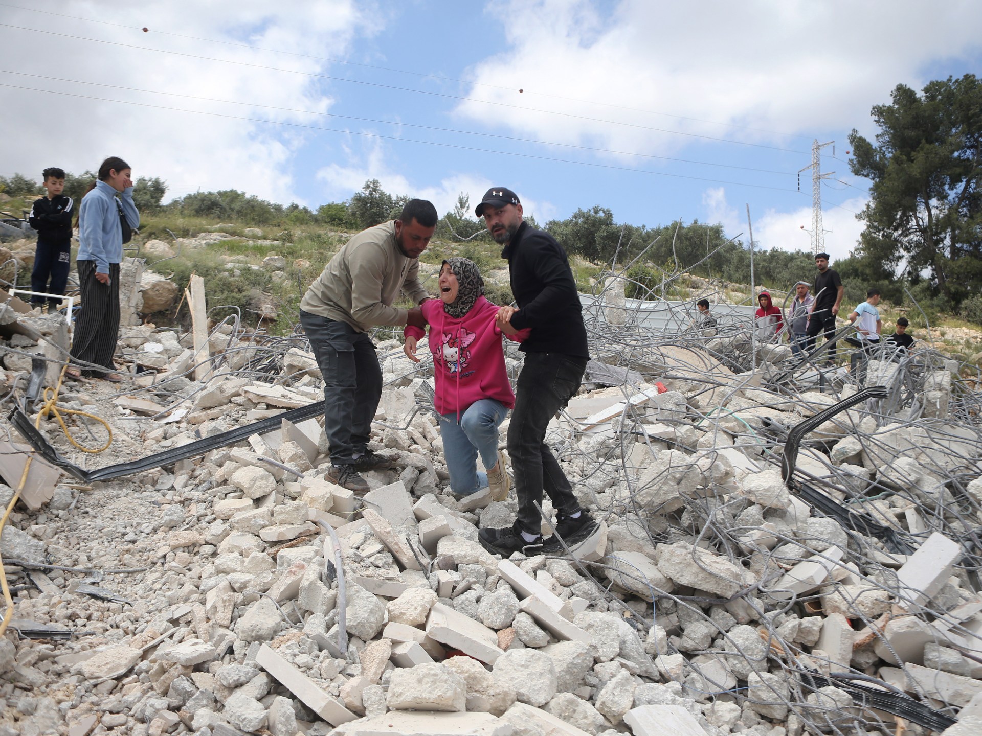 استشهاد طفل في الخليل ومستوطنون يهدمون مدرسة بالأغوار الشمالية