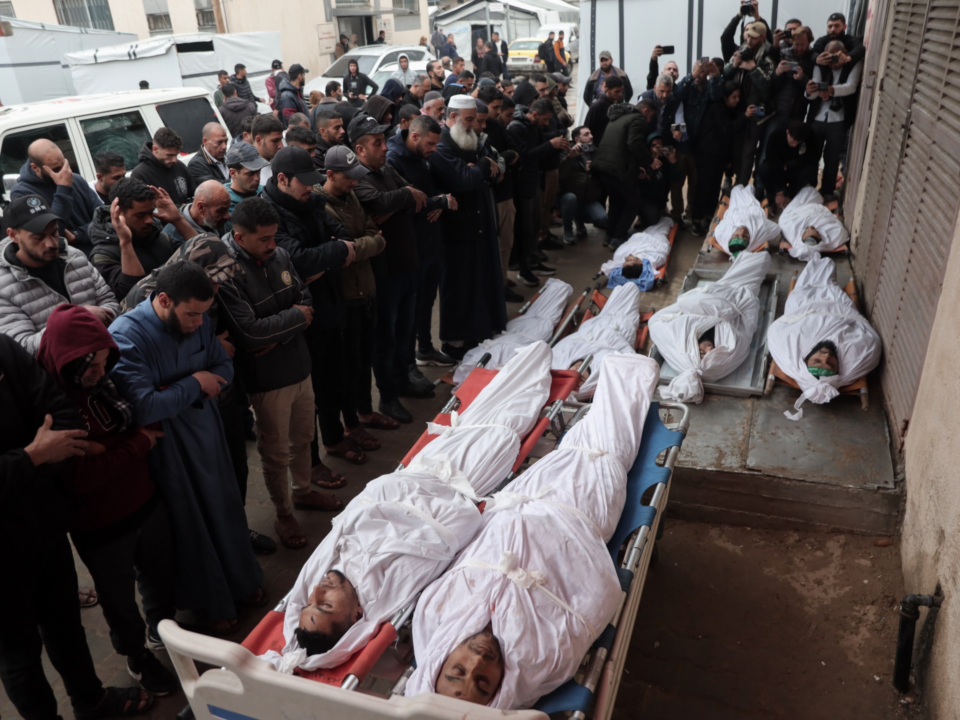 مجزرة مخيم المغازي تثير غضبا واسعا بين المغردين