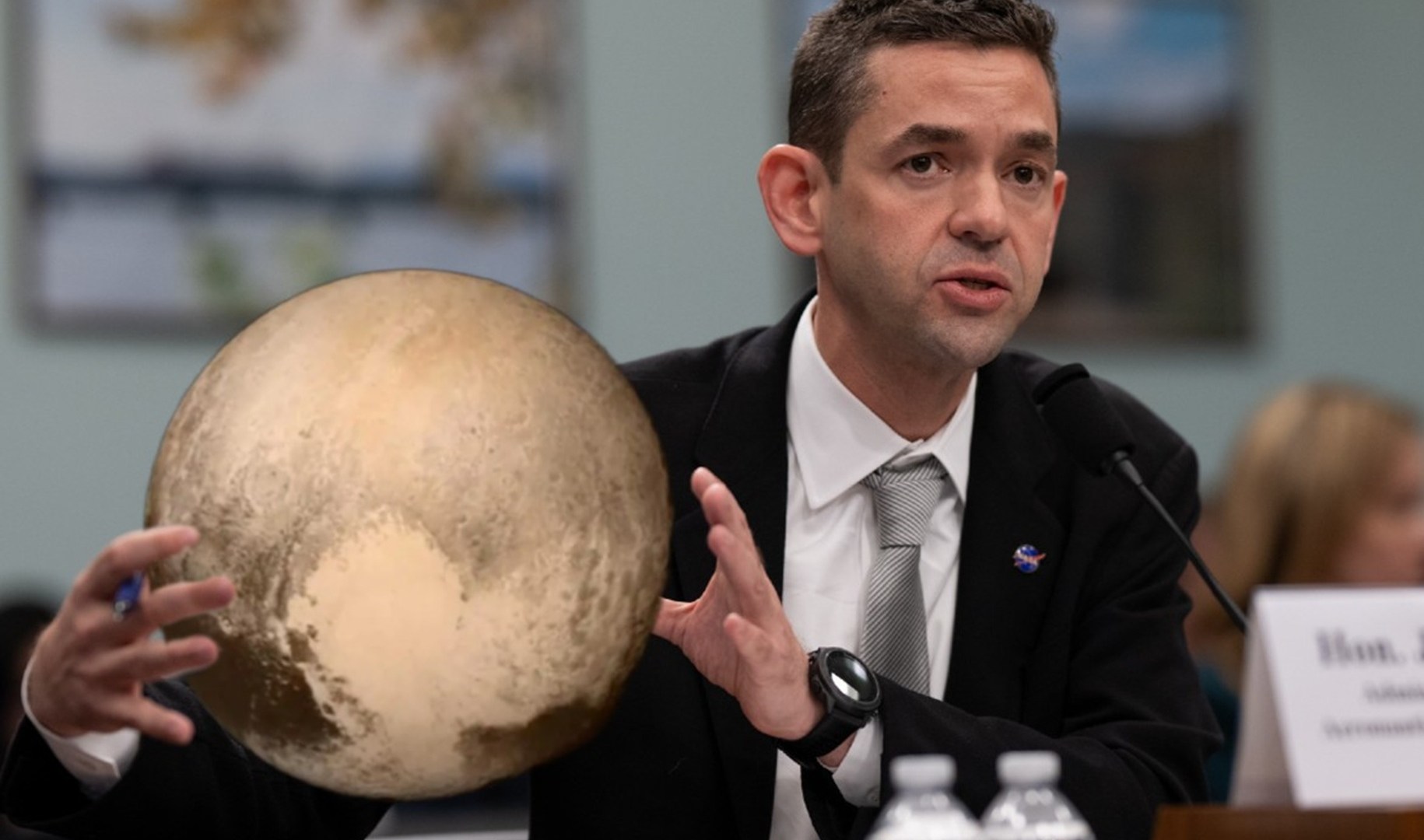 رئيس ناسا جاريد إسحاقمان: أنا مع معسكر "اجعلوا بلوتو كوكبا مرة أخرى"