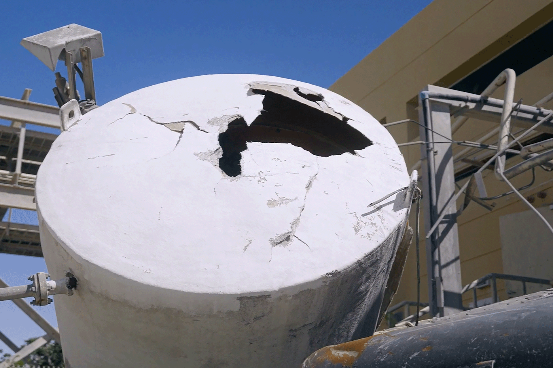 شاهد.. أضرار جسيمة ألحقتها إيران بقاعدة العديد القطرية