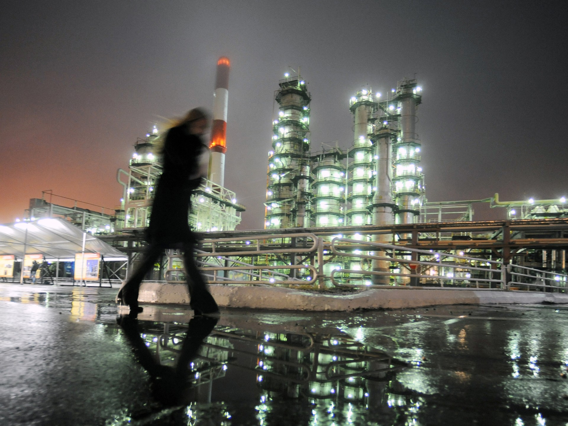 النفط فوق 103 دولارات والذهب يتراجع.. هدنة هشة تشعل قلق المستثمرين