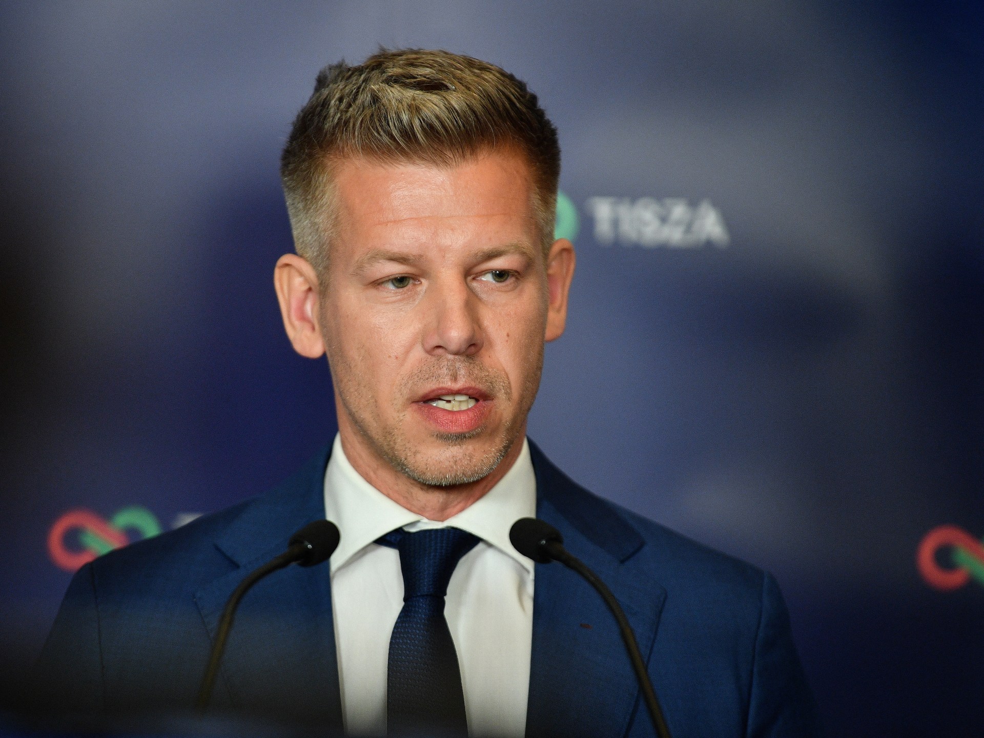 بيتر ماجار من الانشقاق عن الحزب الحاكم إلى رئاسة وزراء المجر