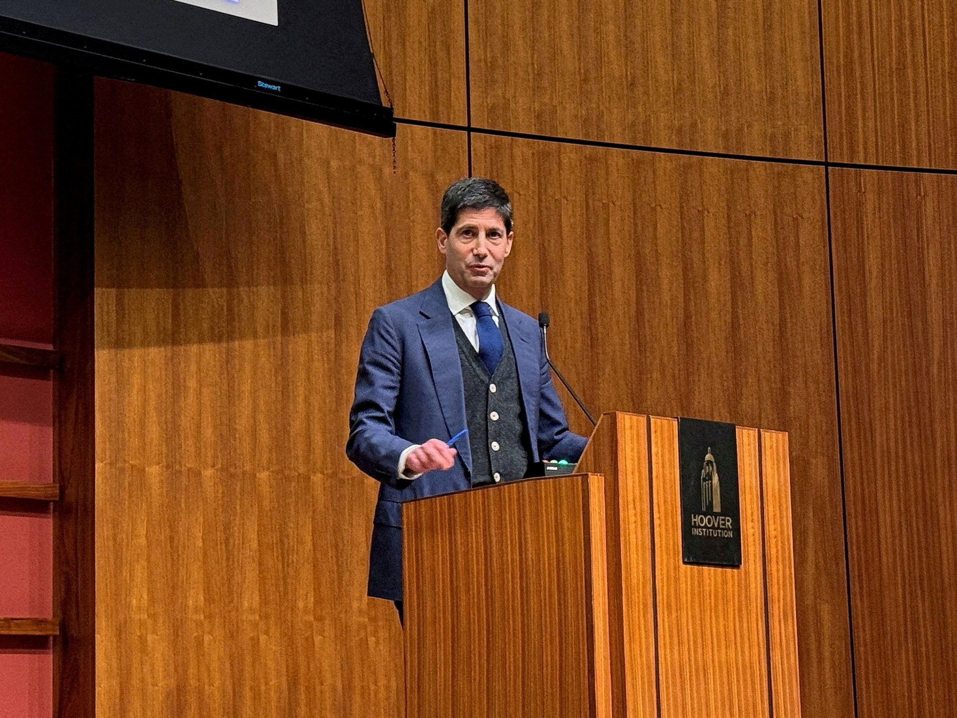 وارش يدخل معركة رئاسة أقوى بنك مركزي بالعالم