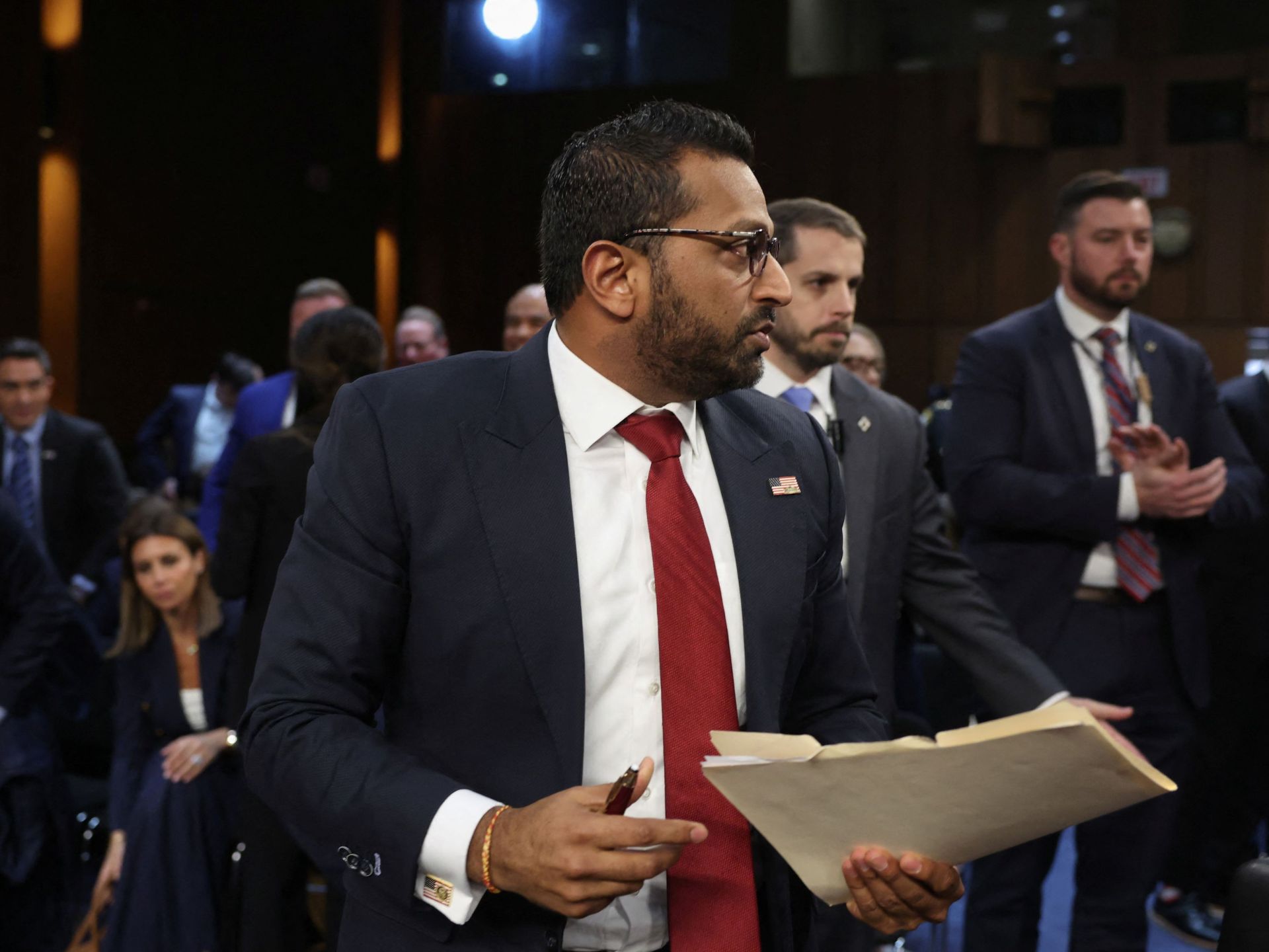 طلب 250 مليون دولار تعويضا.. مدير إف بي آي يقاضي "ذي أتلانتيك" بتهمة التشهير