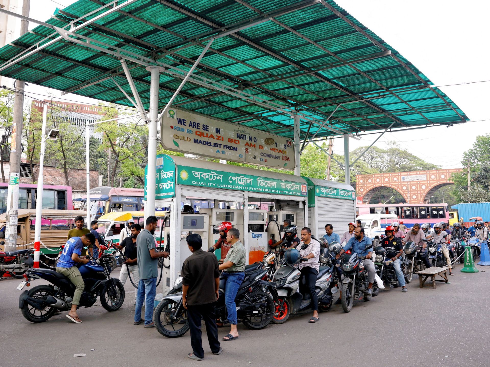 بنغلاديش تقلص ساعات العمل وتخفض الإنفاق لمواجهة أزمة الطاقة جراء الحرب