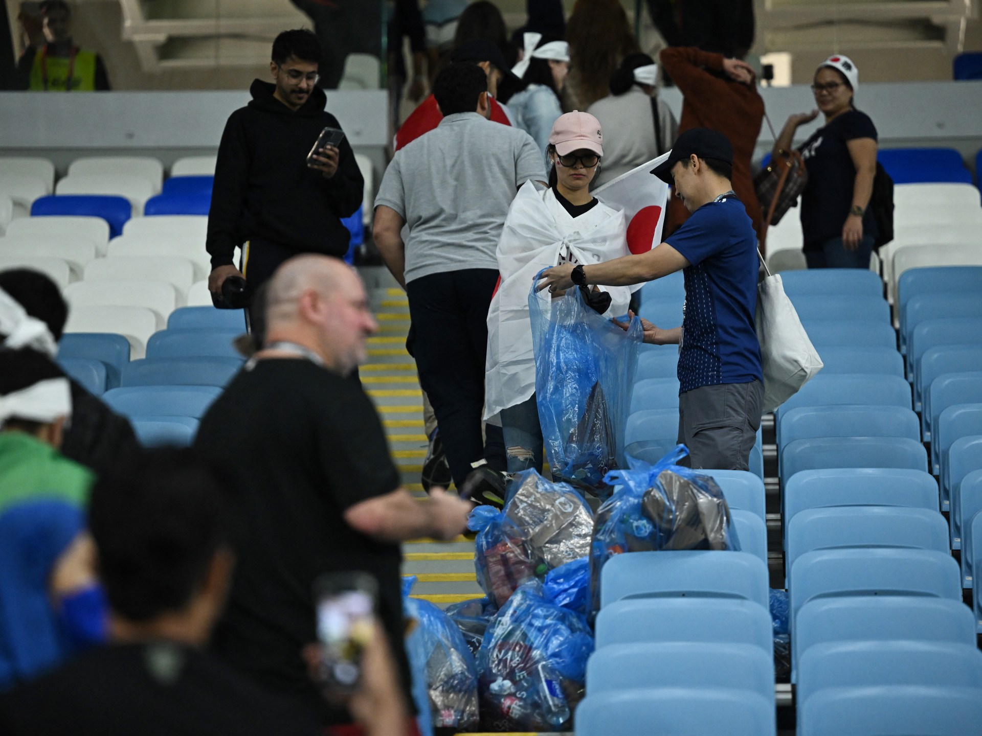 ما السر وراء حرص جماهير اليابان على تنظيف المدرجات بعد المباريات؟