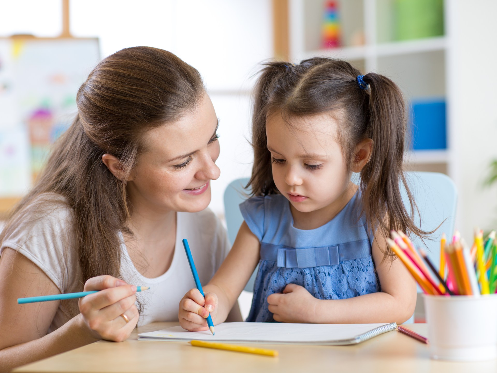 فخ "الأم الهليكوبتر".. كيف تمحو الحماية الزائدة ملامح شخصية طفلك؟