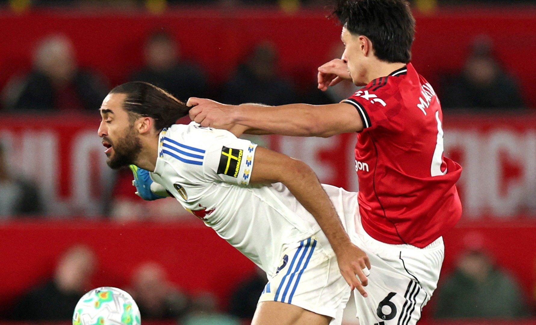 مارتينيز يدفع ثمن لوائح "شد الشعر" ومدرب مانشستر يونايتد تحت الصدمة