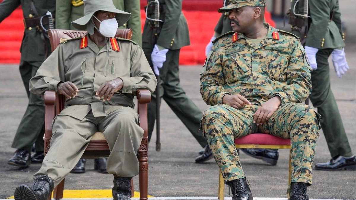 حملة نجل رئيس أوغندا على الجيش تثير جدلا في ظل استعداد والده لولاية جديدة