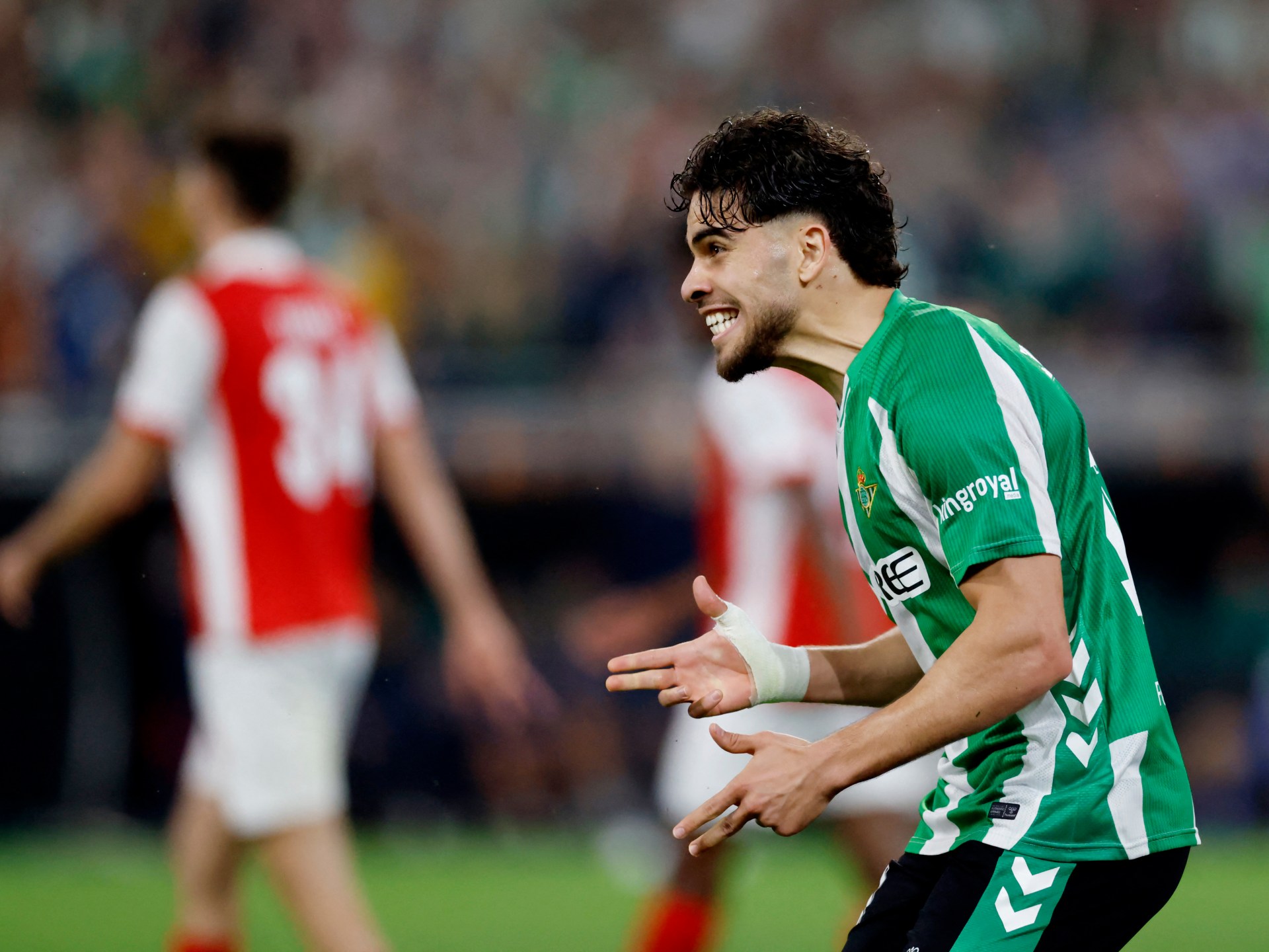 كيف تحول تألق المغربي الزلزولي إلى خسارة مالية لبرشلونة؟