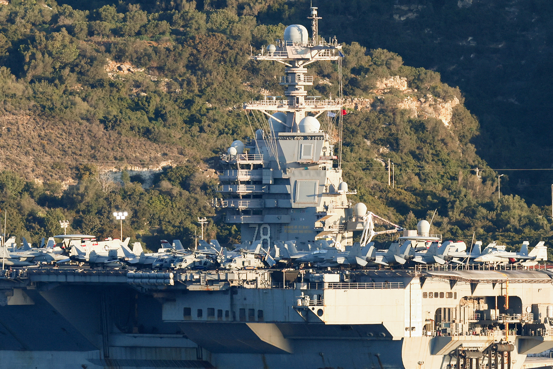 بعد حريقها.. كواليس عودة أكبر حاملة طائرات أمريكية للبحر الأحمر