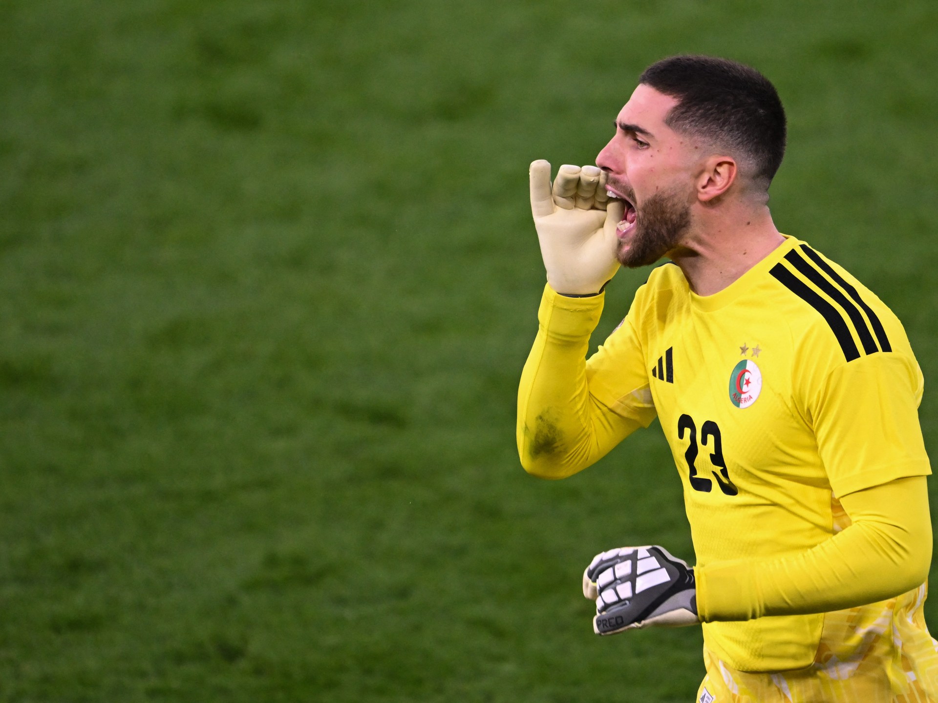 أول تعليق لحارس الجزائر لوكا زيدان بعد خضوعه لعملية جراحية