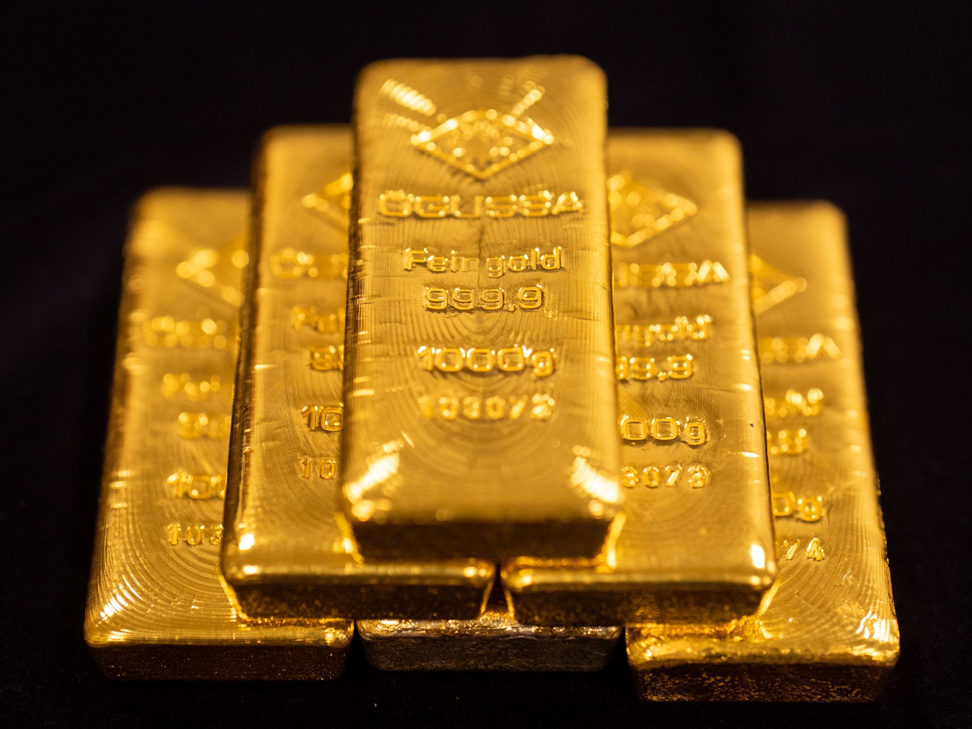 الذهب يتعافى من أدنى مستوى له في شهر بدعم الدولار