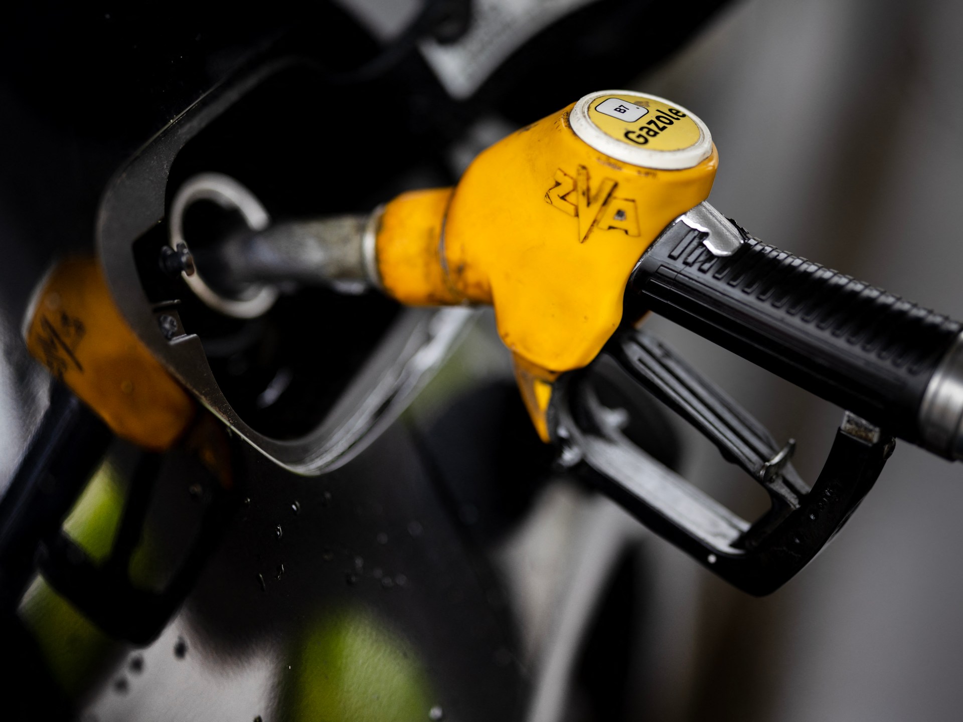 خبير اقتصادي: النفط العالمي أمام أخطر أزمة إذا تجاوز سعره 130 دولارا