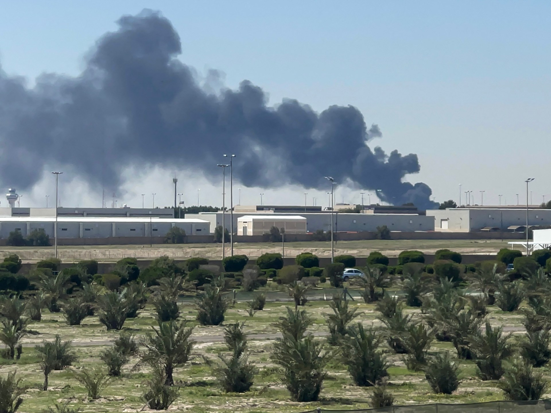 ضحايا وحرائق في هجمات إيرانية على منشآت حيوية بدول الخليج