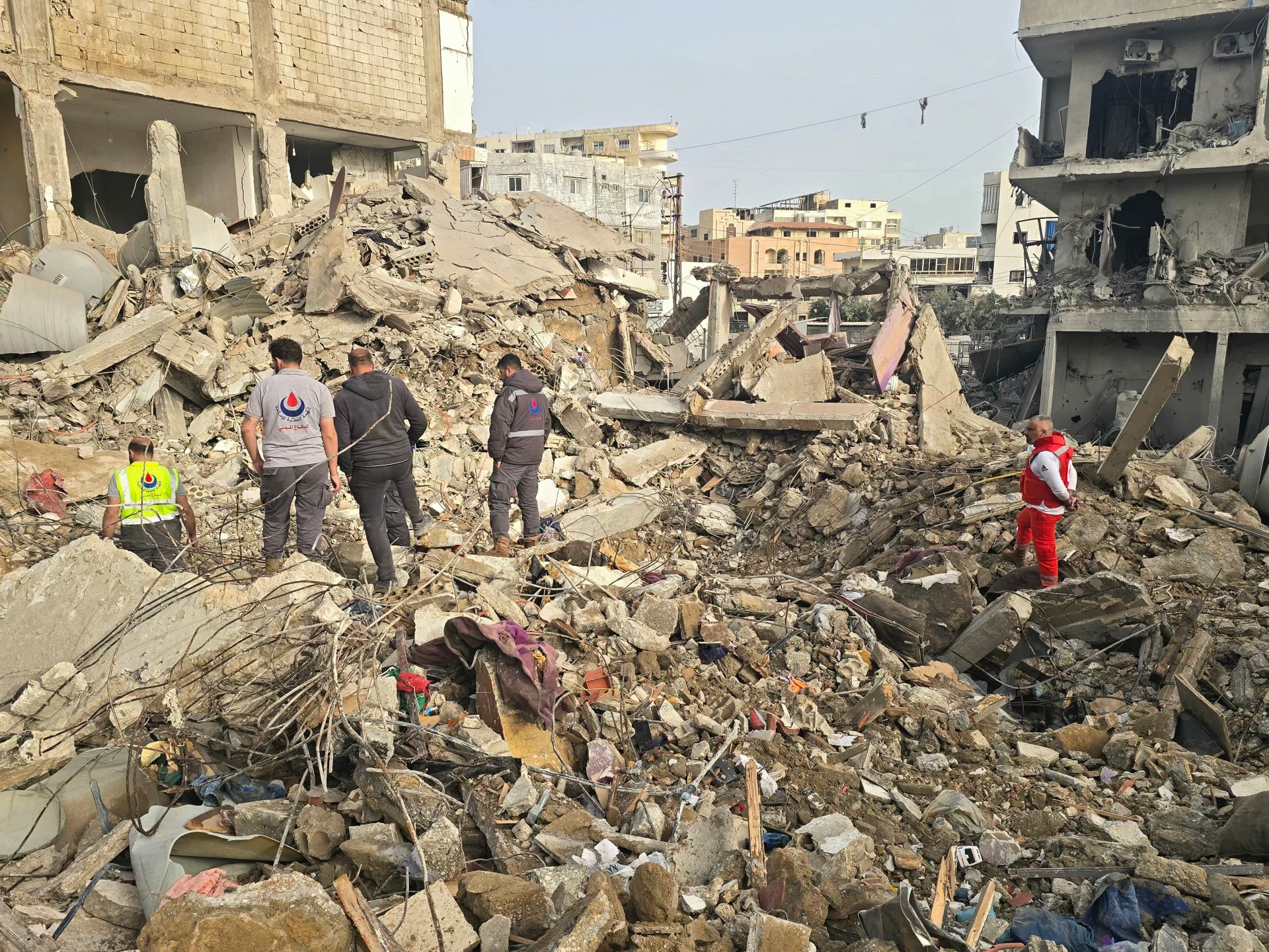 قتلى وجرحى بغارات على لبنان وحزب الله يرد بصواريخ على إسرائيل