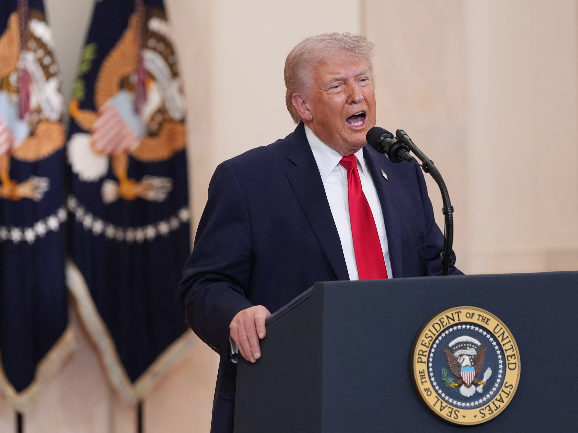 ترمب يتوعد بسجن صحفي "سرّب" خبر فقدان الطيار الأمريكي بإيران