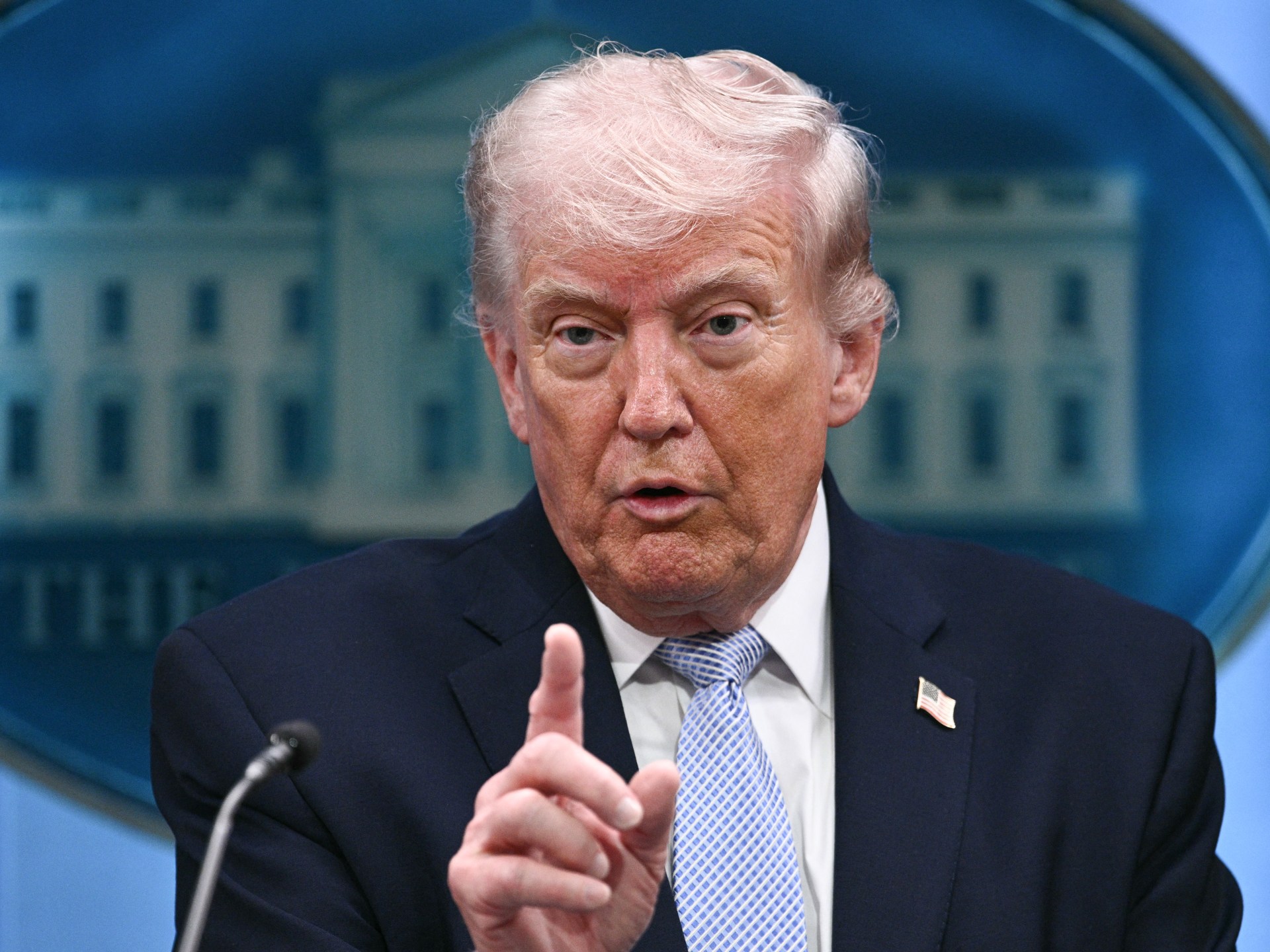 هل تقود تهديدات ترمب إلى جرائم حرب؟.. إعلام بريطاني يجيب