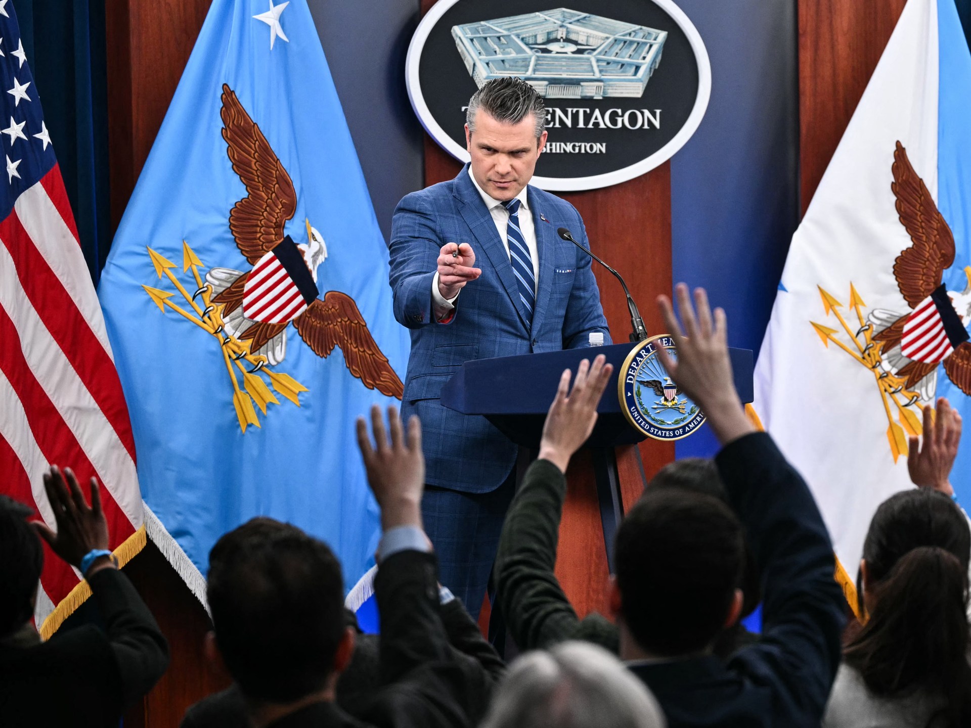 توتر داخل المؤتمر.. وزير الحرب الأمريكي يوبّخ صحفية ويشعل موجة غضب