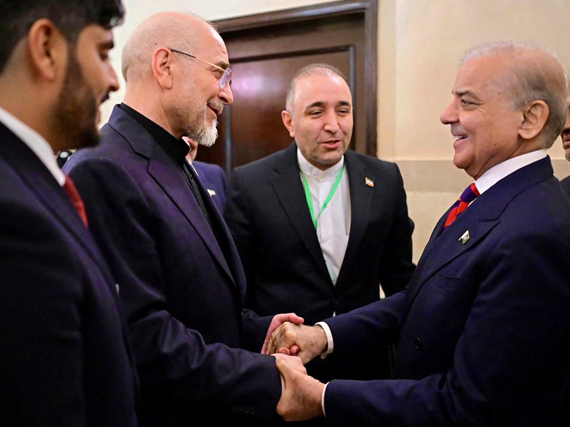 وجها لوجه.. بدء المحادثات الثلاثية بين إيران والولايات المتحدة في باكستان