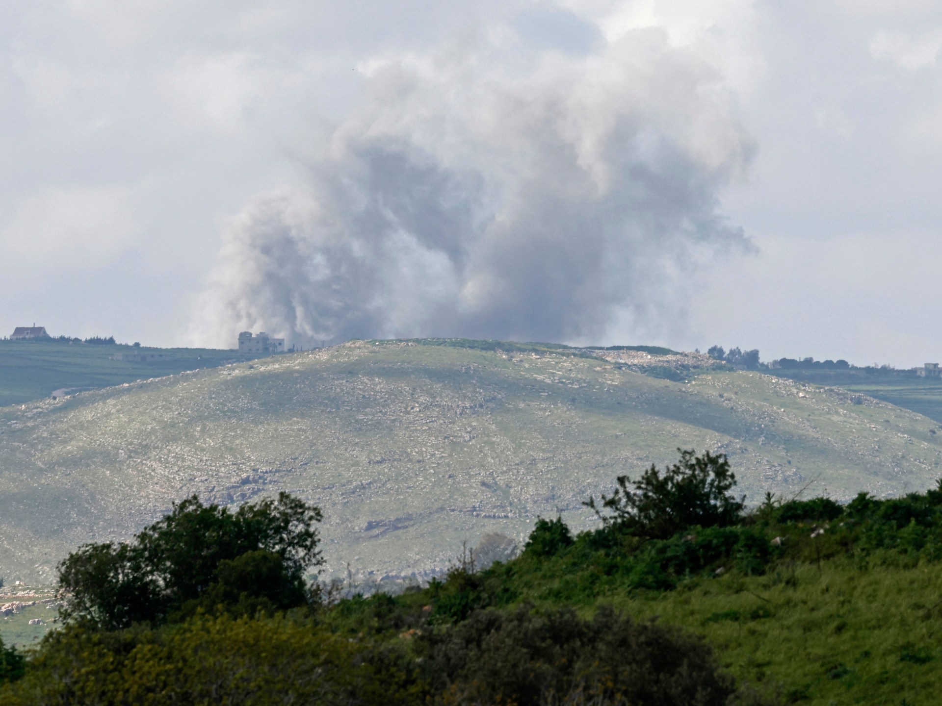 14 قتيلا بغارات إسرائيلية بلبنان وحزب الله يستهدف "طاقما قياديا" في الطيبة