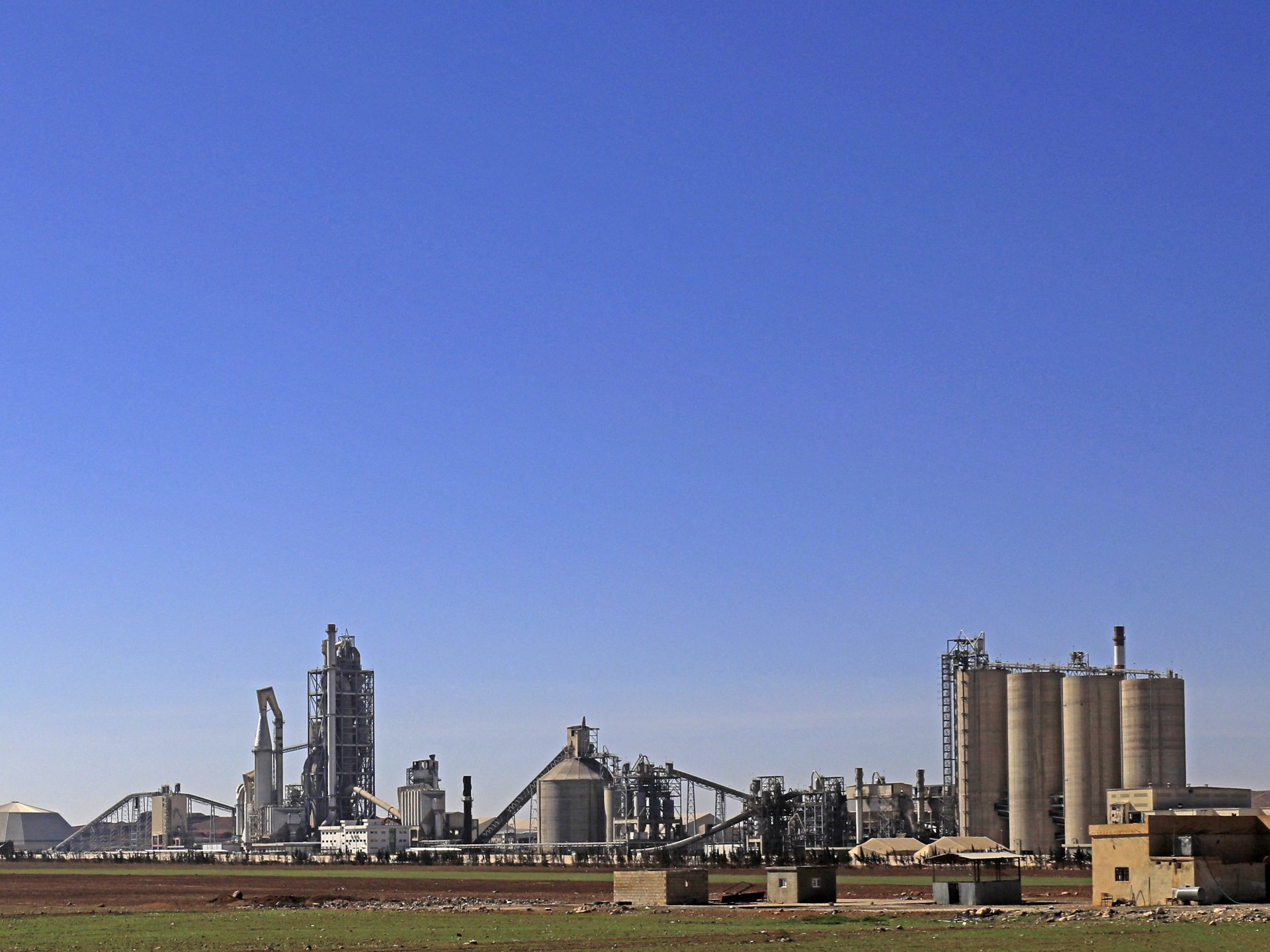 القضاء الفرنسي يدين شركة "لافارج" بتمويل تنظيم الدولة في سوريا