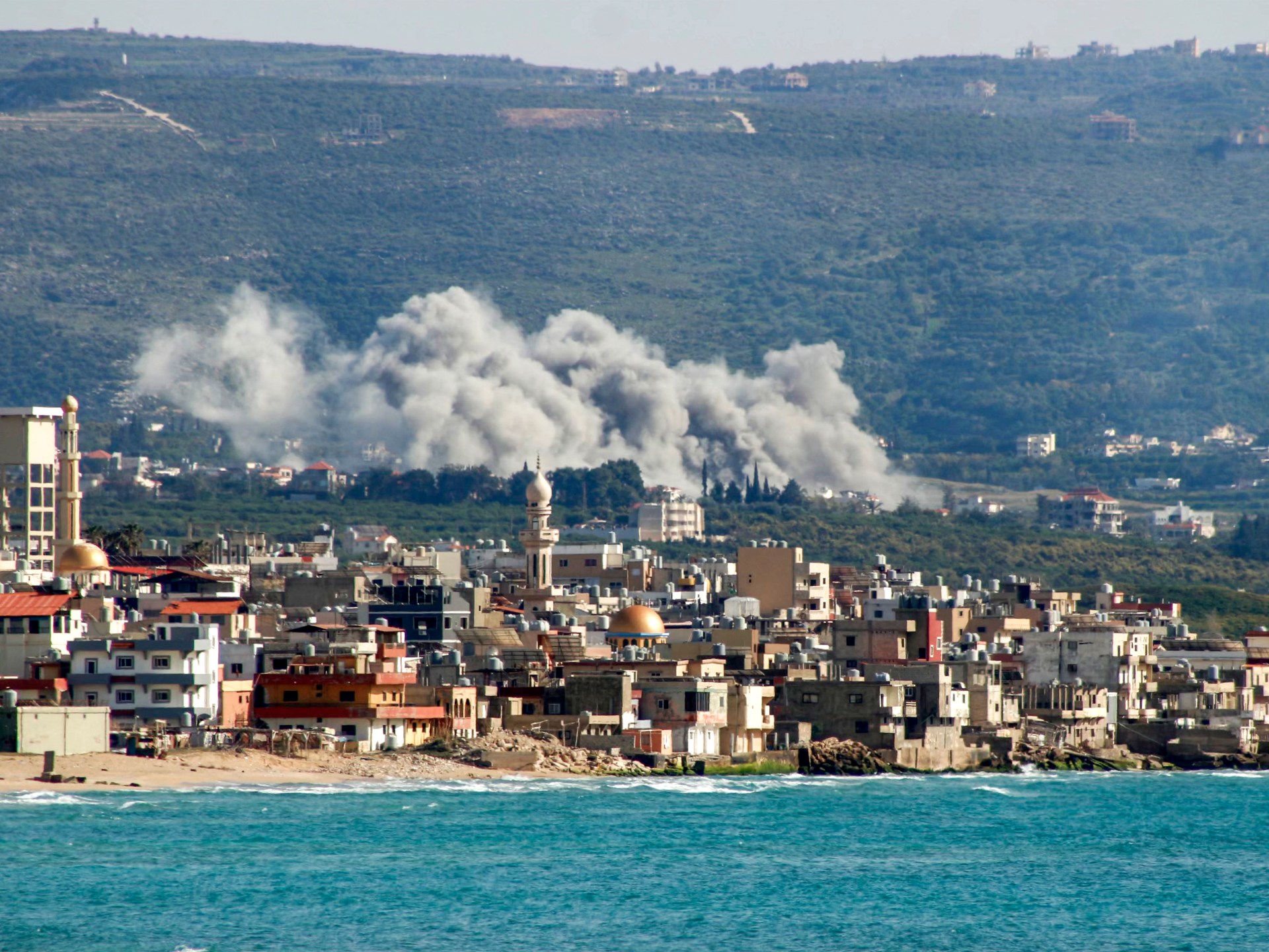 لبنان.. إسرائيل تواصل غاراتها وتعلن إصابة 8 من جنودها