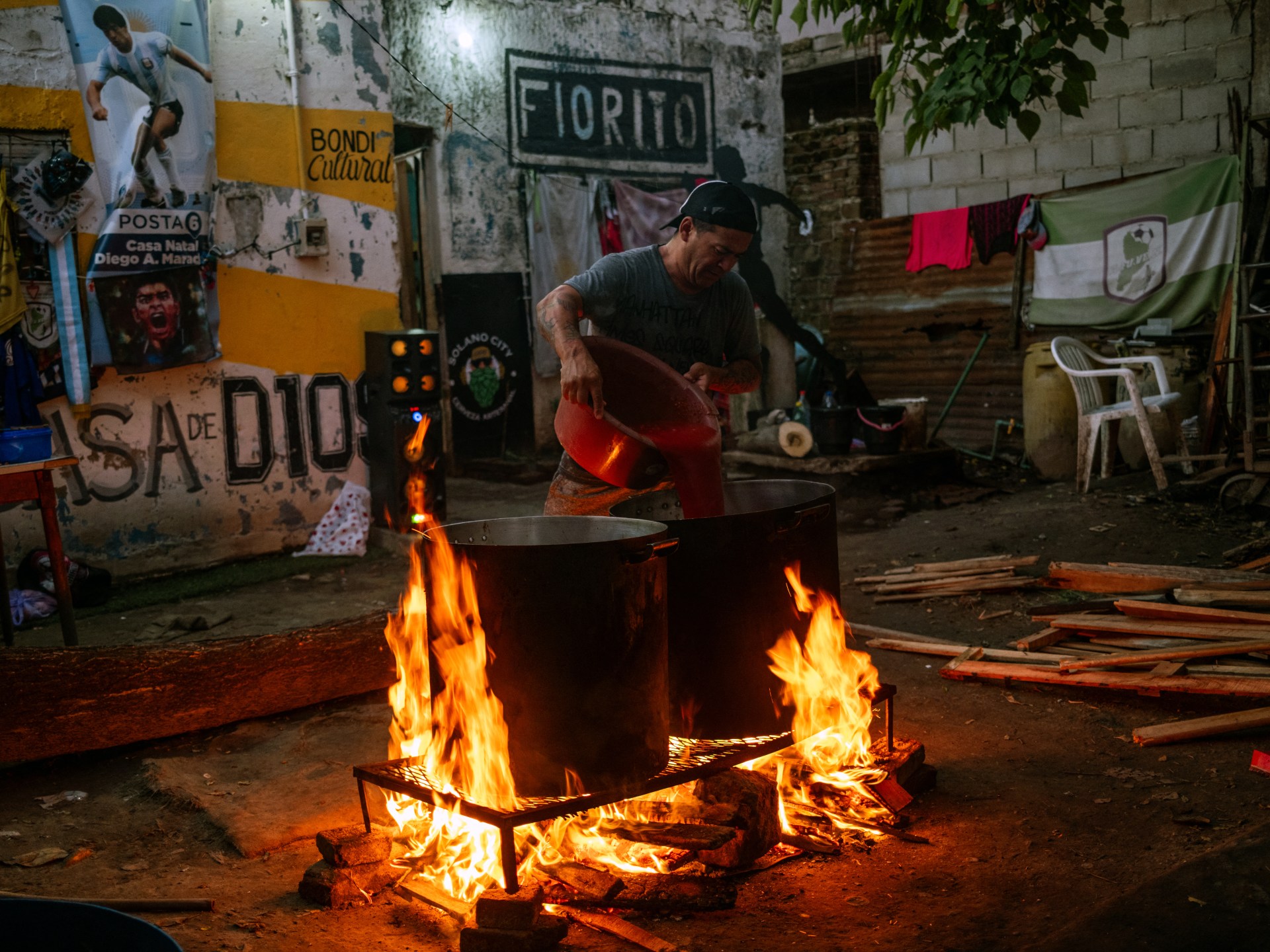 منزل الأسطورة مارادونا يتحول إلى قبلة للجائعين