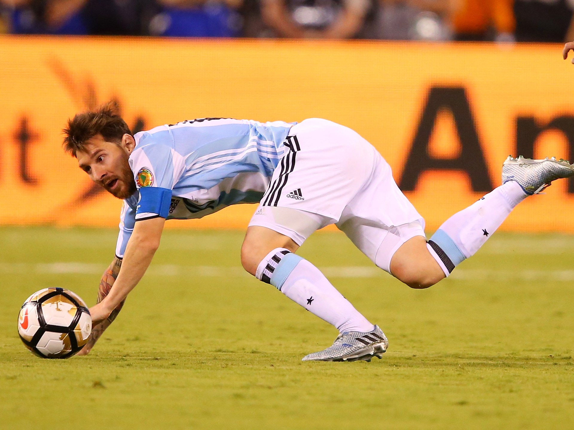 "الاحتيال وخرق عقد مليوني".. دعوى قضائية ضد ميسي والاتحاد الأرجنتيني