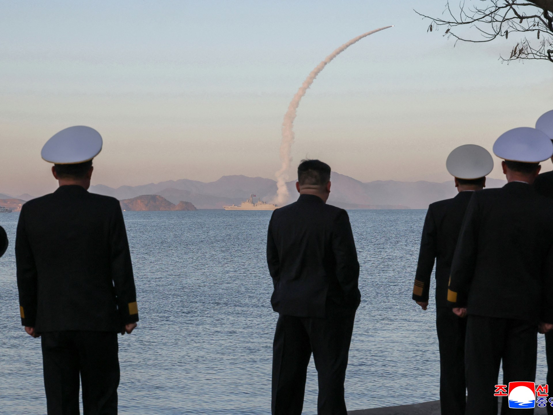 كوريا الشمالية تستعرض قوتها وتطلق صواريخ باليستية