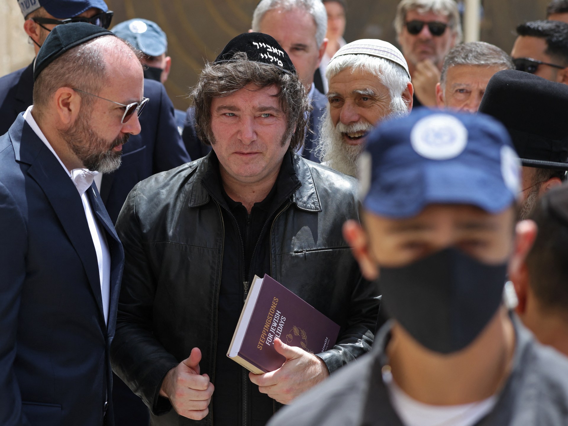 مستوطنون يقتحمون الأقصى ورئيس الأرجنتين يزور حائط البراق