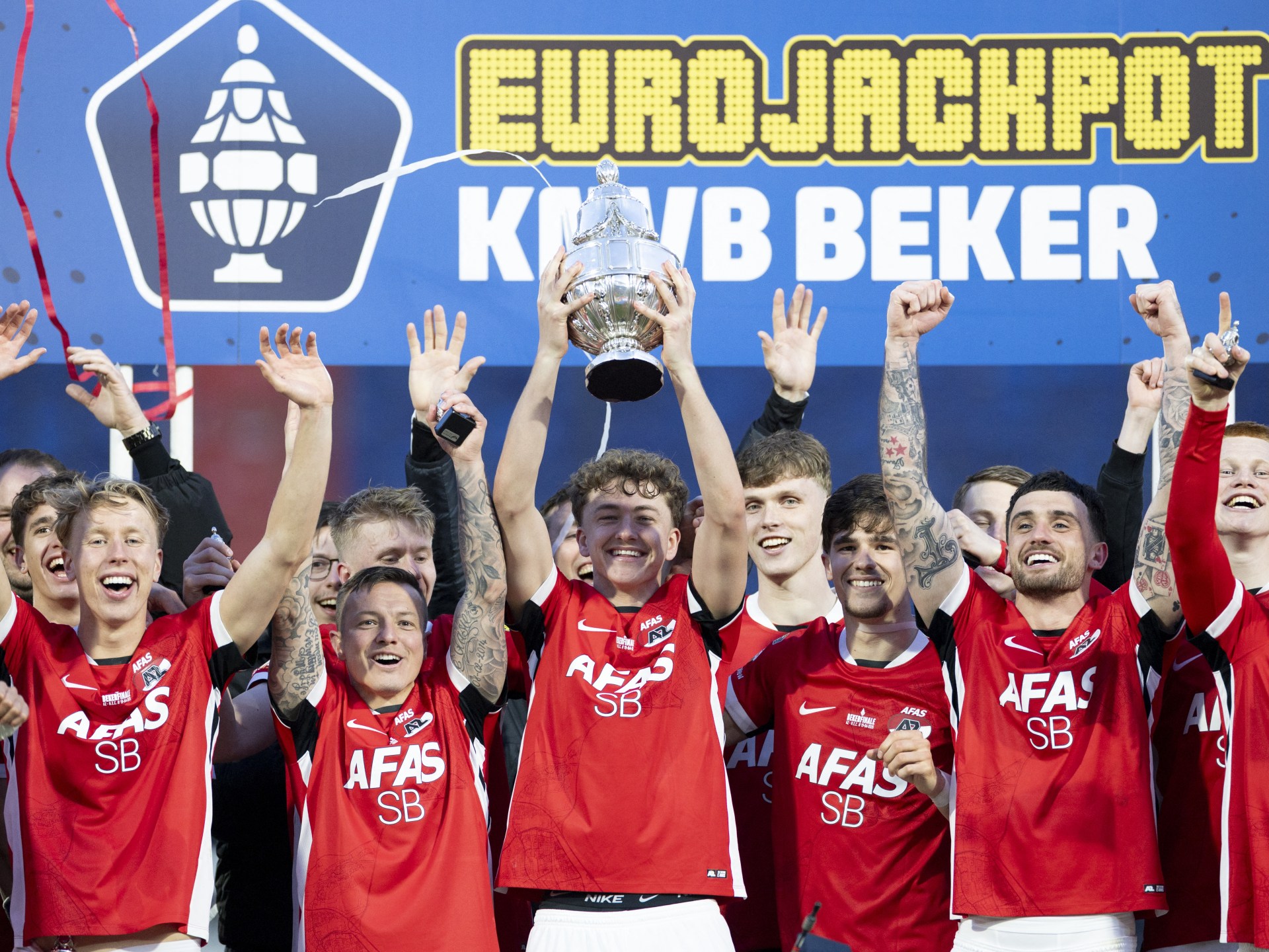 بالفيديو.. خماسية ساحقة تمنح ألكمار لقب كأس هولندا