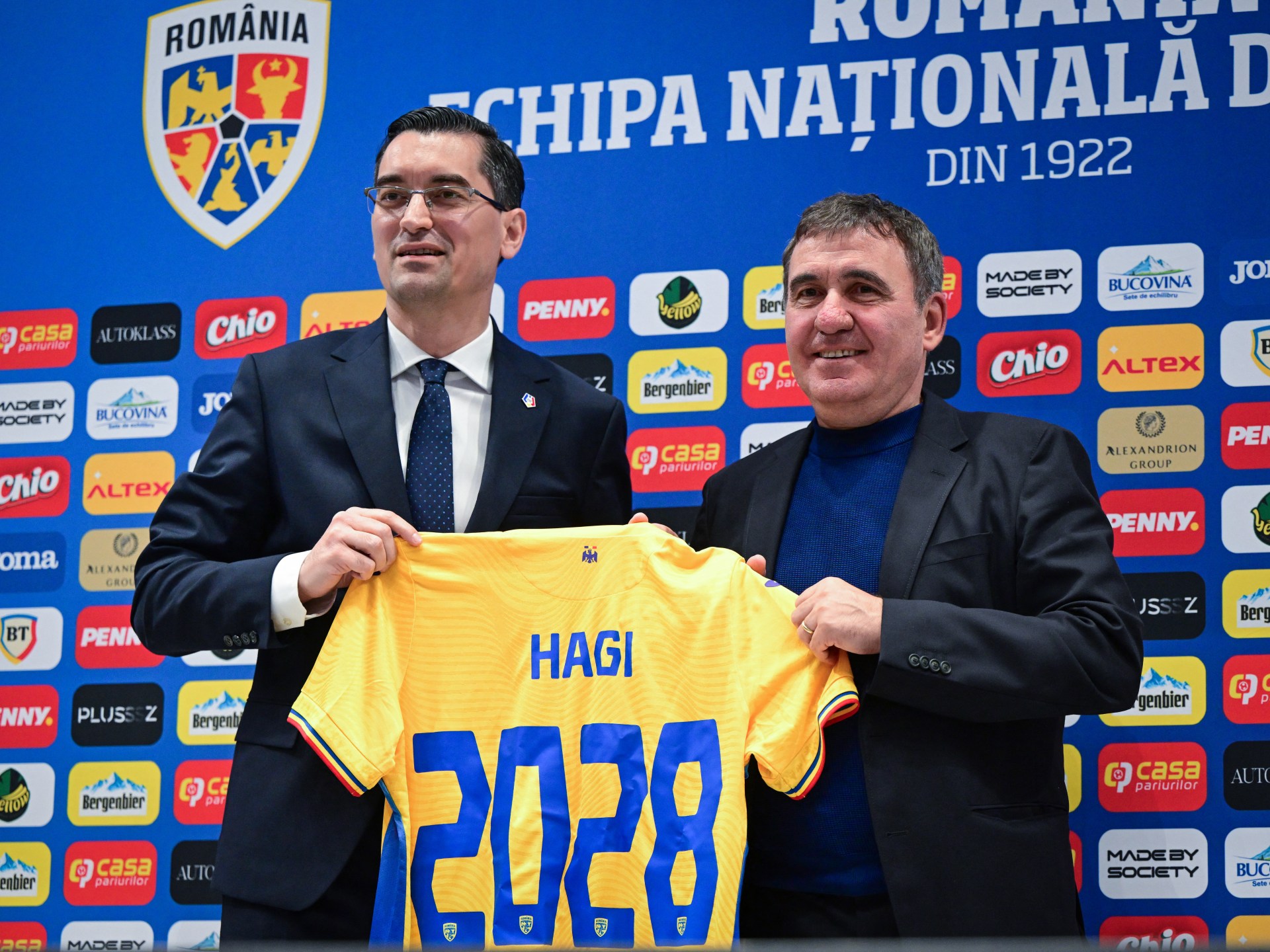 بعد "نكبة" 2001.. هل ينجح هاجي في ولايته الثانية مع منتخب رومانيا؟