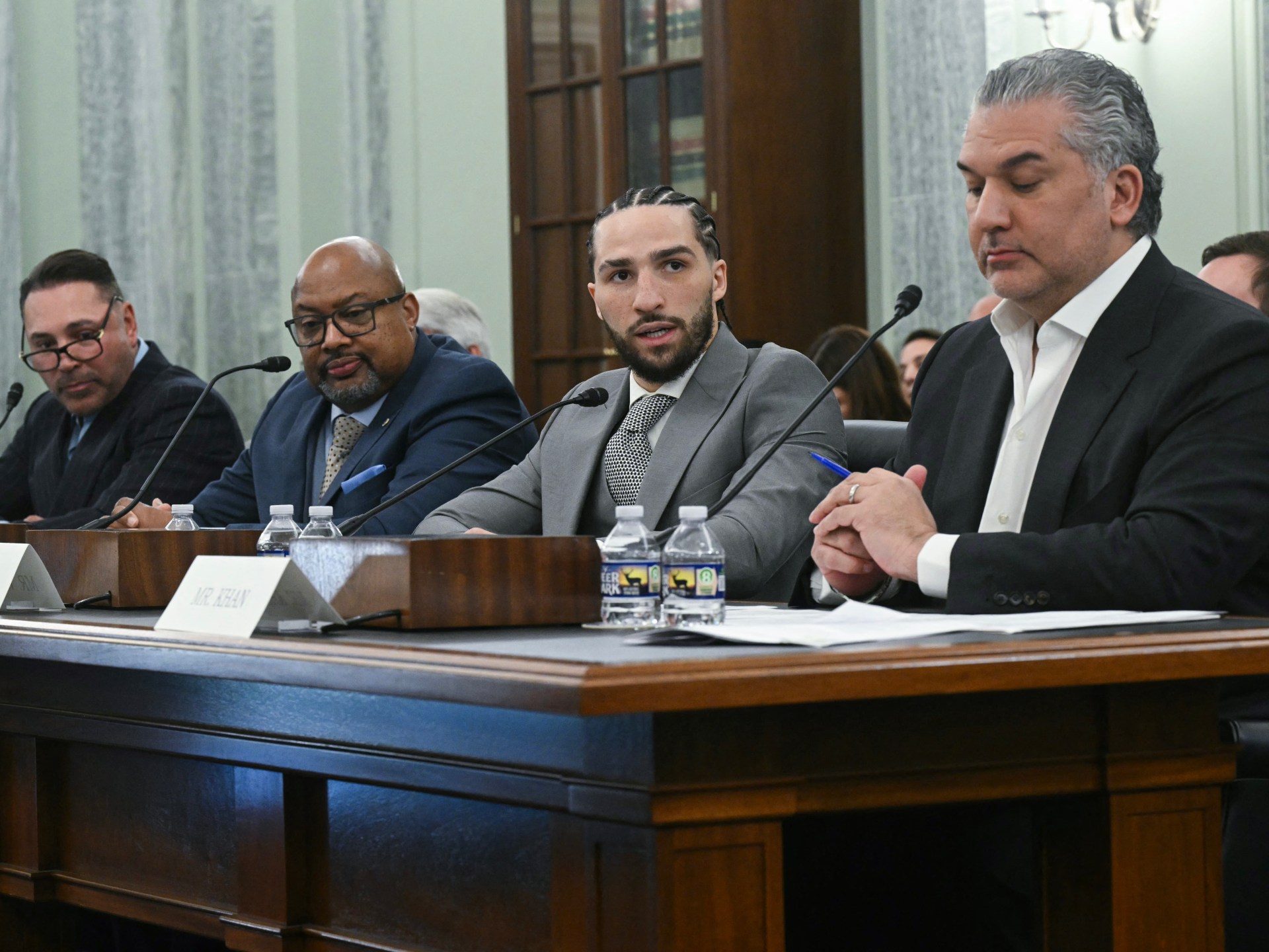 دي لا هويا وحفيد كلاي يحذران من تعديل قانون الملاكمة