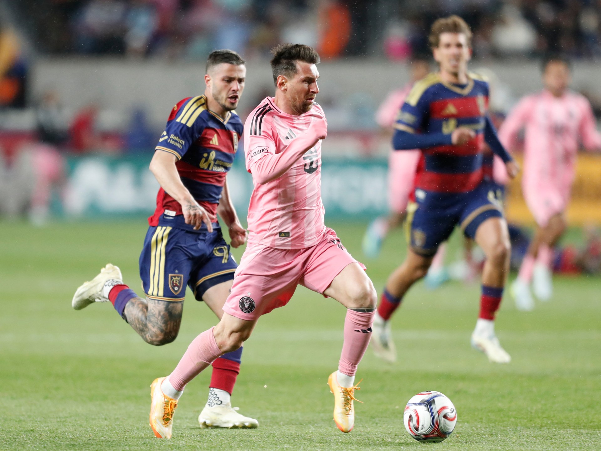 شاهد.. ميسي يصنع وسواريز يسجل هدفا رائعا في "أغلى مباراة" بالدوري الأمريكي