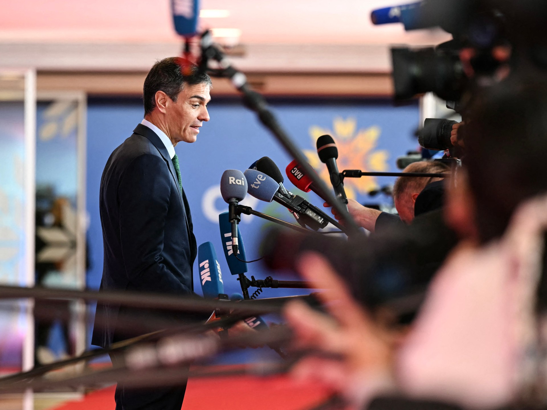 بعد تهديدات البنتاغون لإسبانيا.. سانشيز: لا نتعامل مع رسائل إلكترونية