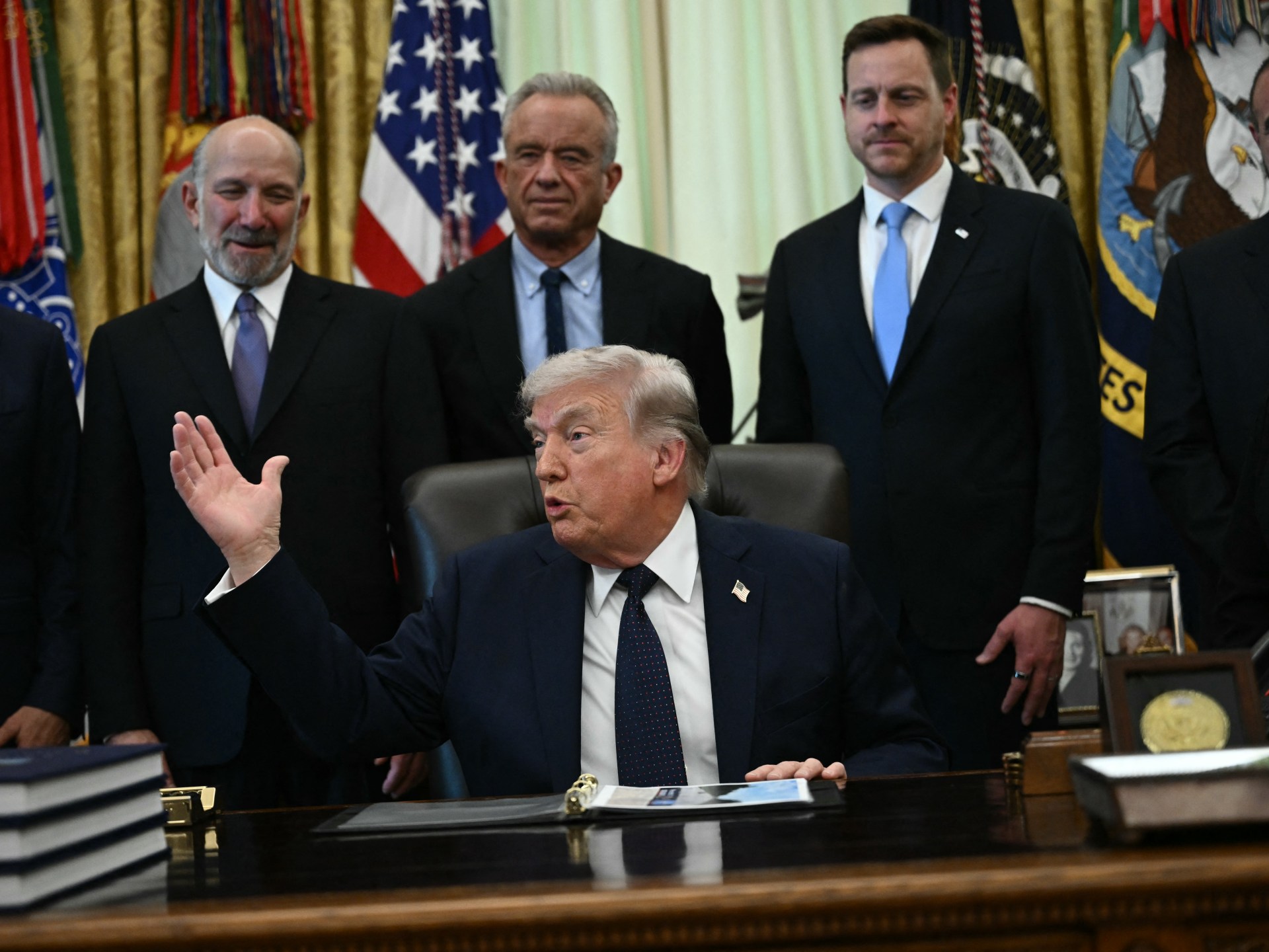 محبطون ويتحدثون لإرضائه.. كيف يتعامل مساعدو ترمب مع تصريحاته؟