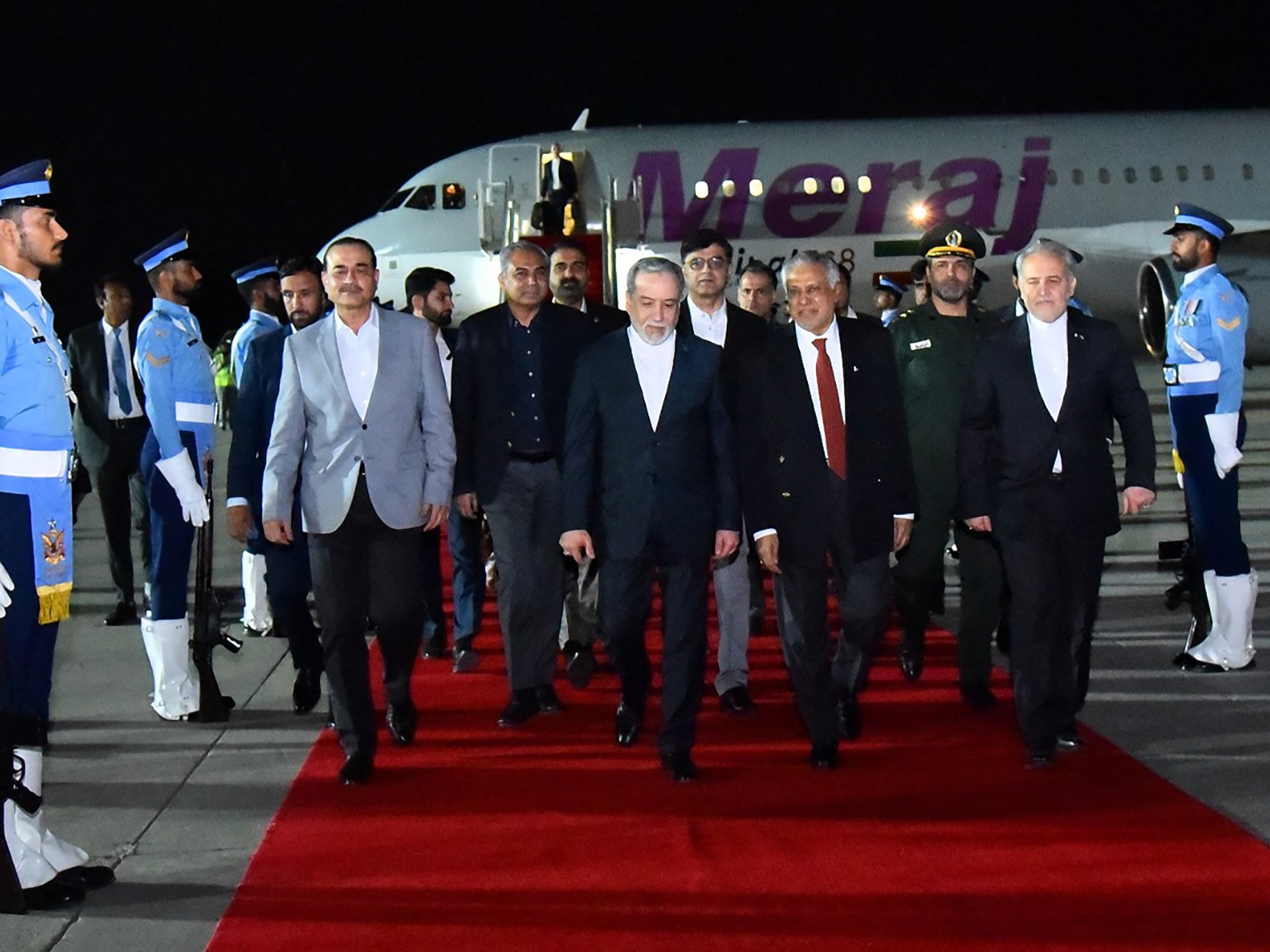 حرب إيران مباشر.. عراقجي في باكستان وترمب ينتظر عرضا من طهران