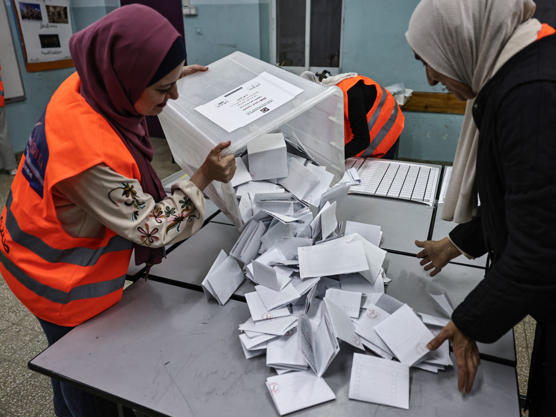 بدء فرز الأصوات بالانتخابات المحلية بالضفة ودير البلح وسط آمال بتجديد الشرعيات