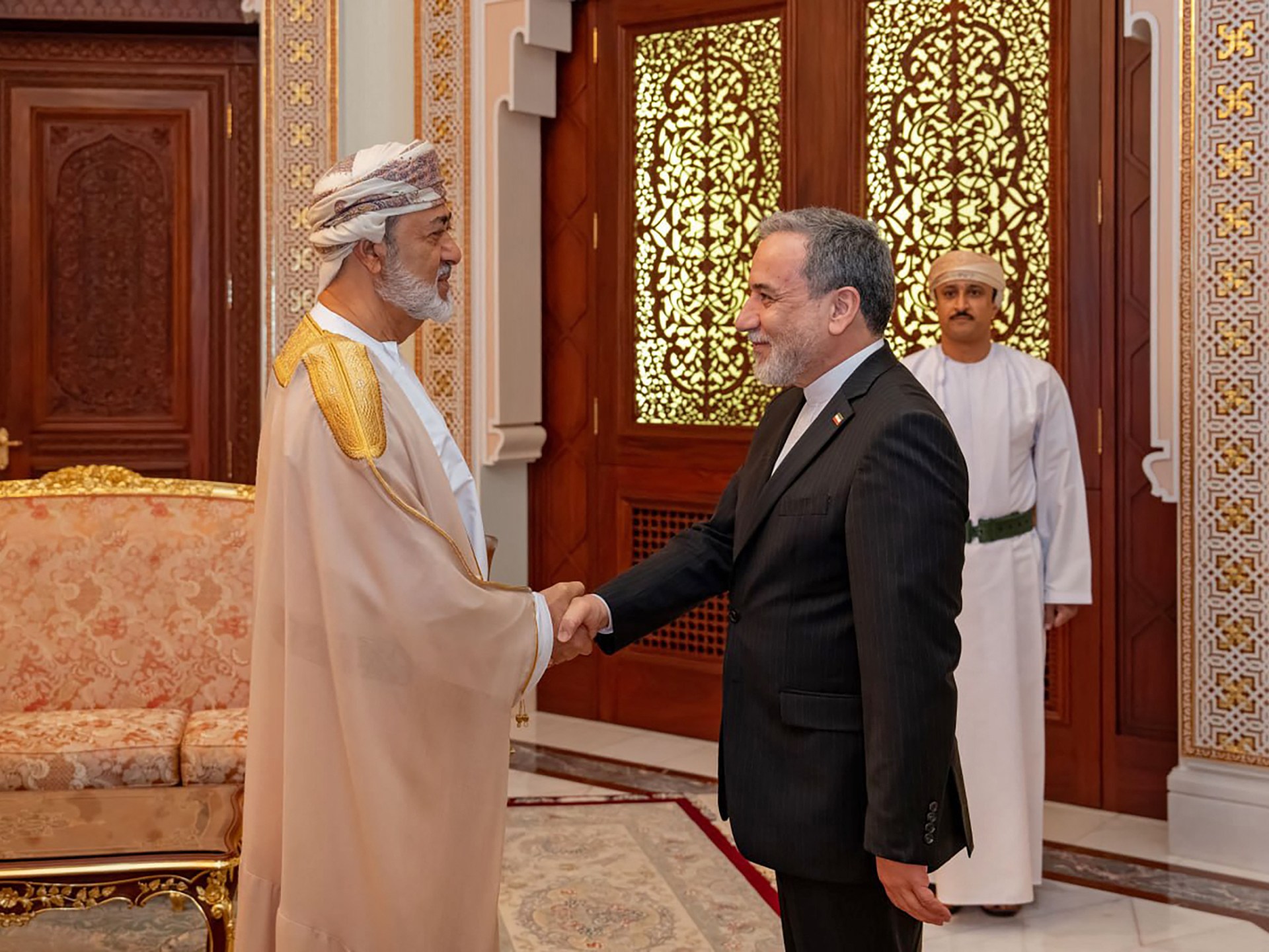 ترمب يلغي زيارة مبعوثَيه وبزشكيان يرفض التفاوض تحت التهديد