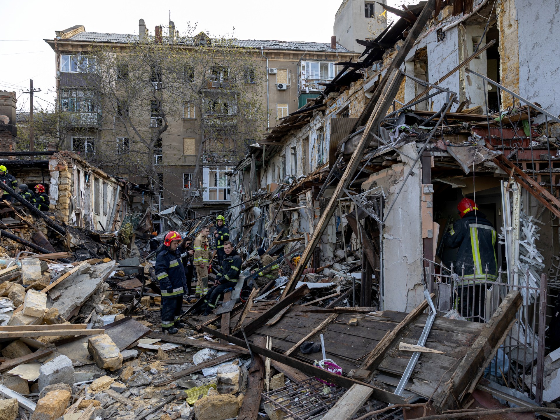 قتلى بهجمات روسية وأوكرانية واتهامات متبادلة بشأن استهداف زاباروجيا