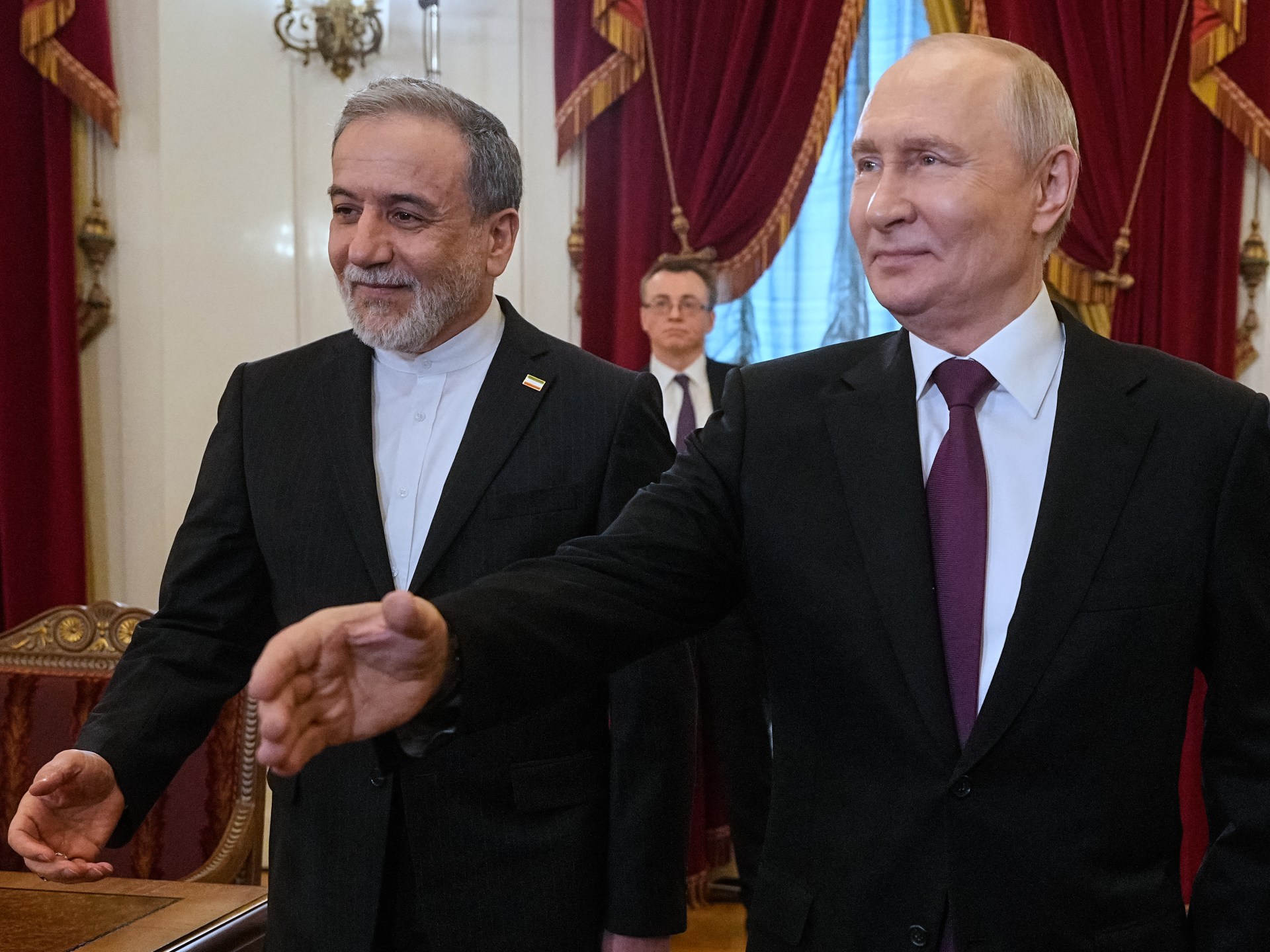 روسيا تُنهي لعبة العزلة الدبلوماسية لإيران