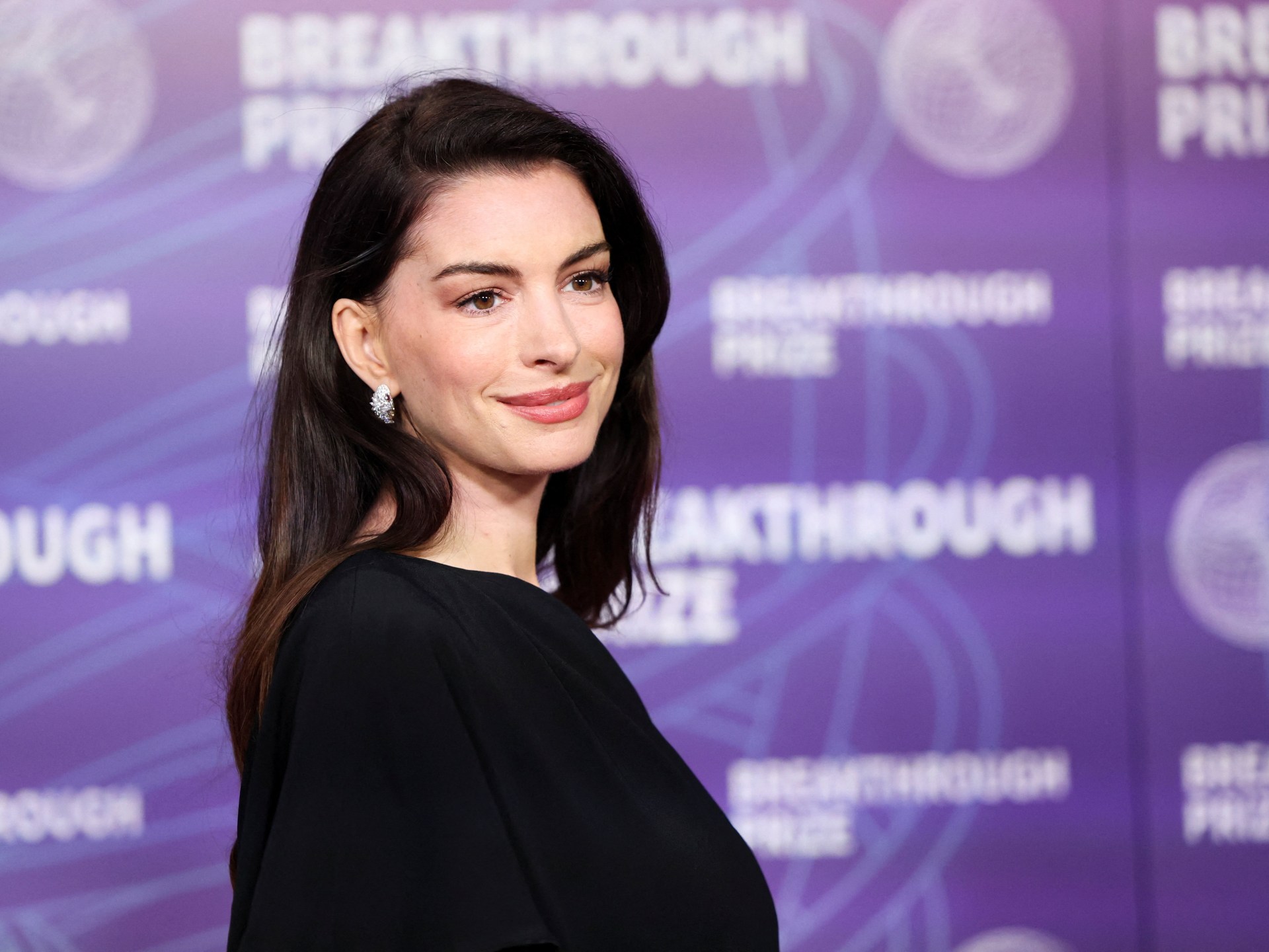 بعد "إن شاء الله".. آن هاثاواي تحصل على نسخة من المصحف